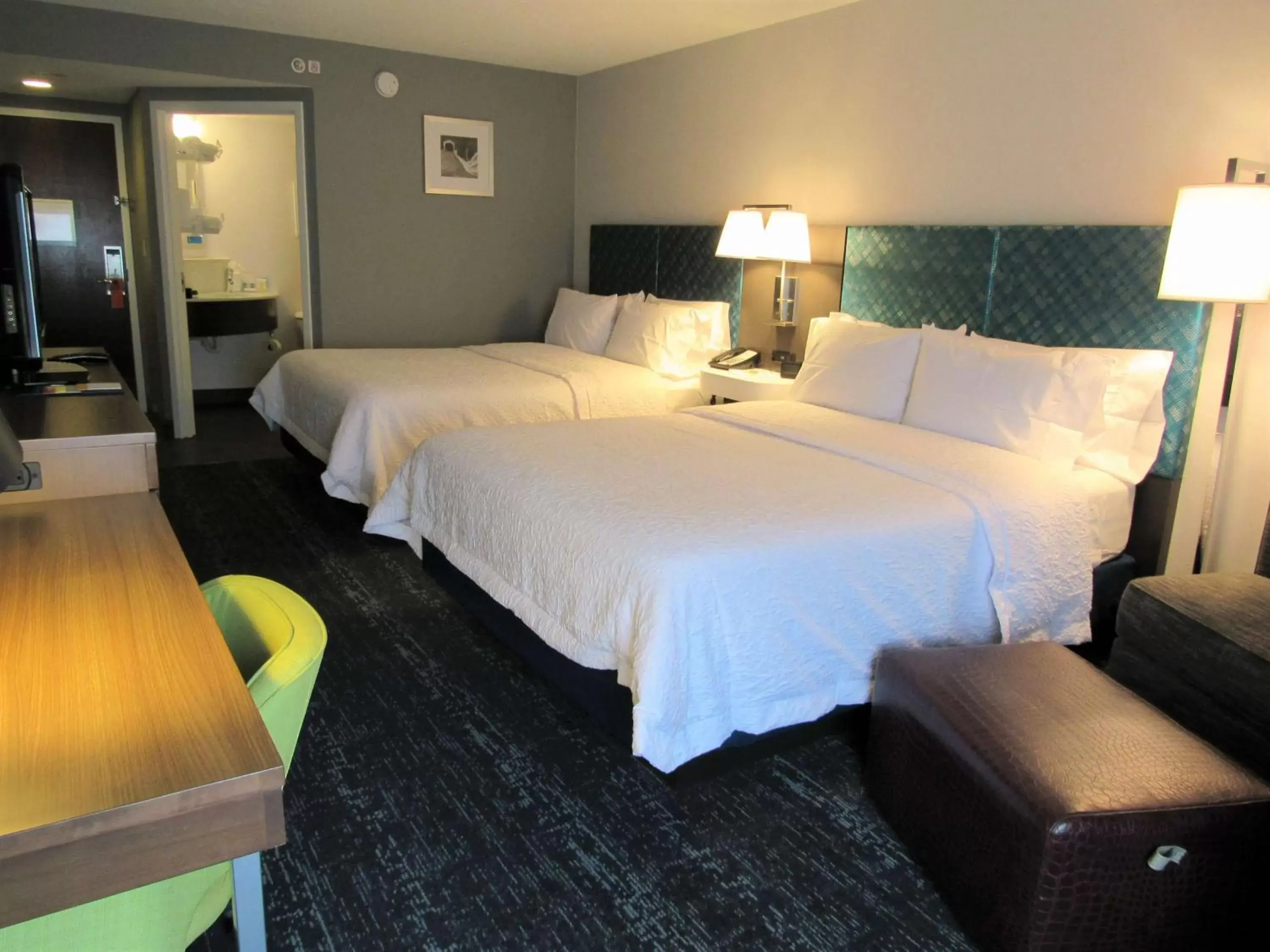 Bed in Hampton Inn & Suites Newtown