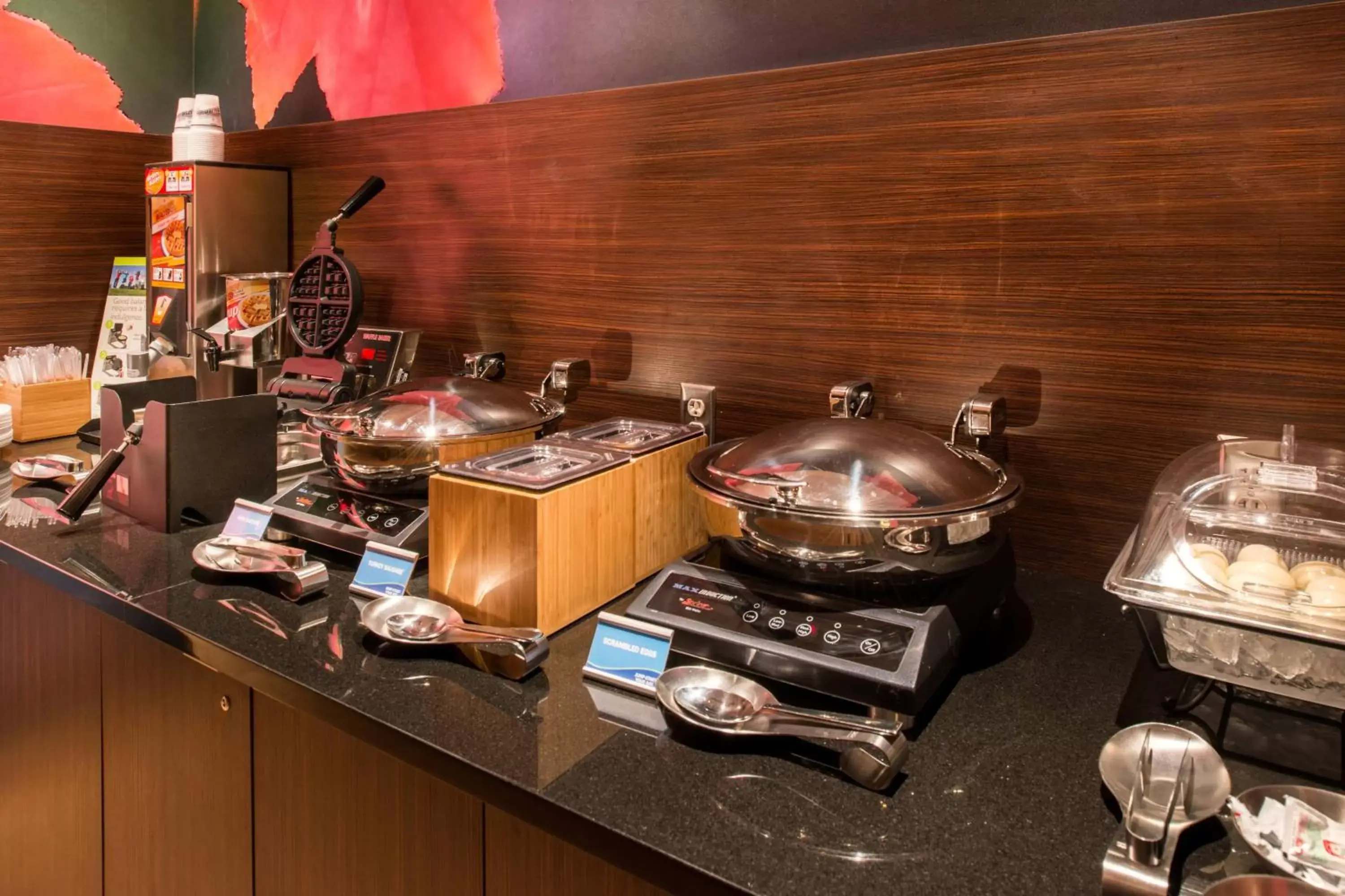 Breakfast, Kitchen/Kitchenette in Fairfield Inn & Suites by Marriott Utica