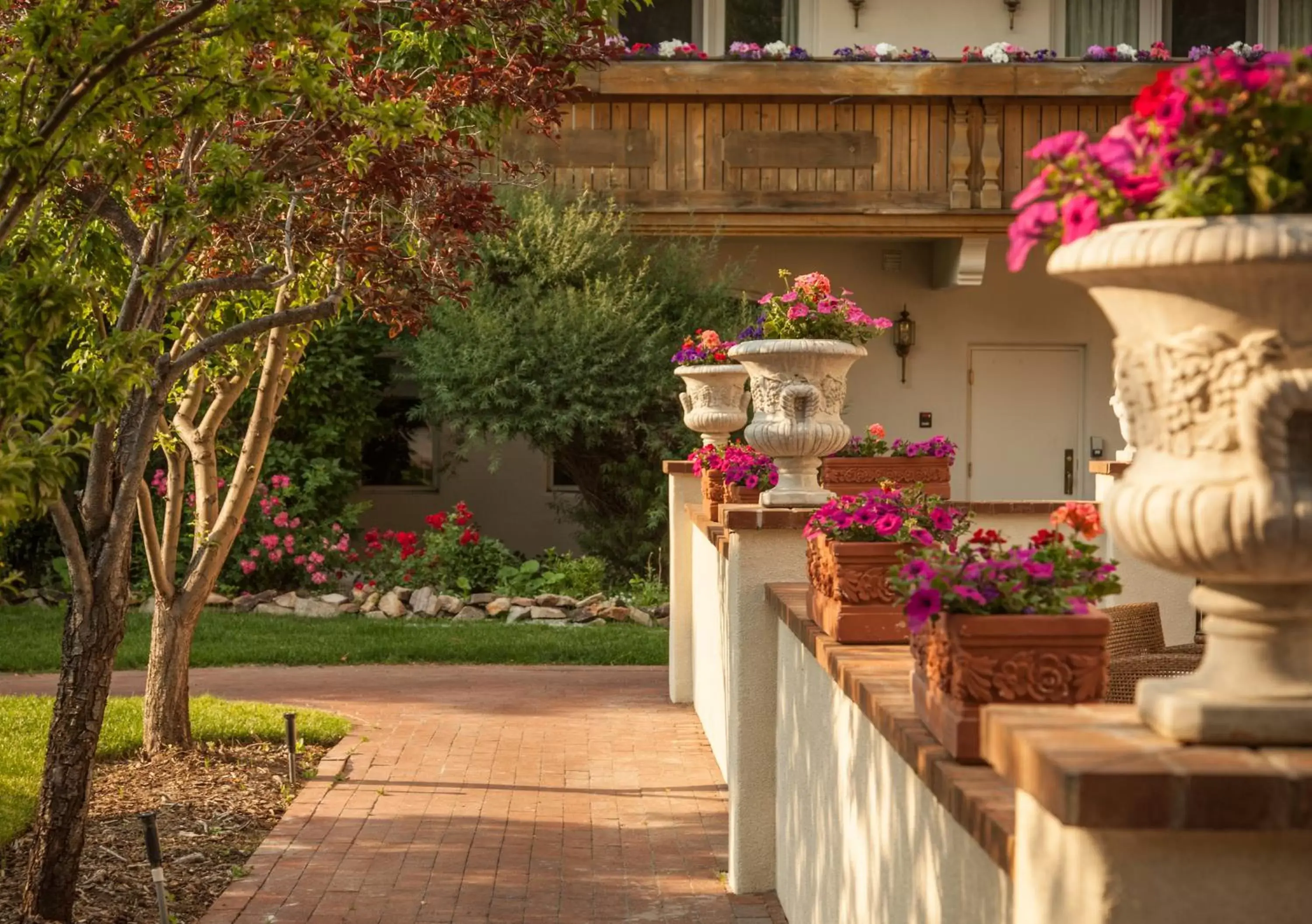 Facade/entrance in Knob Hill Inn Facade/entrance in Knob Hill Inn