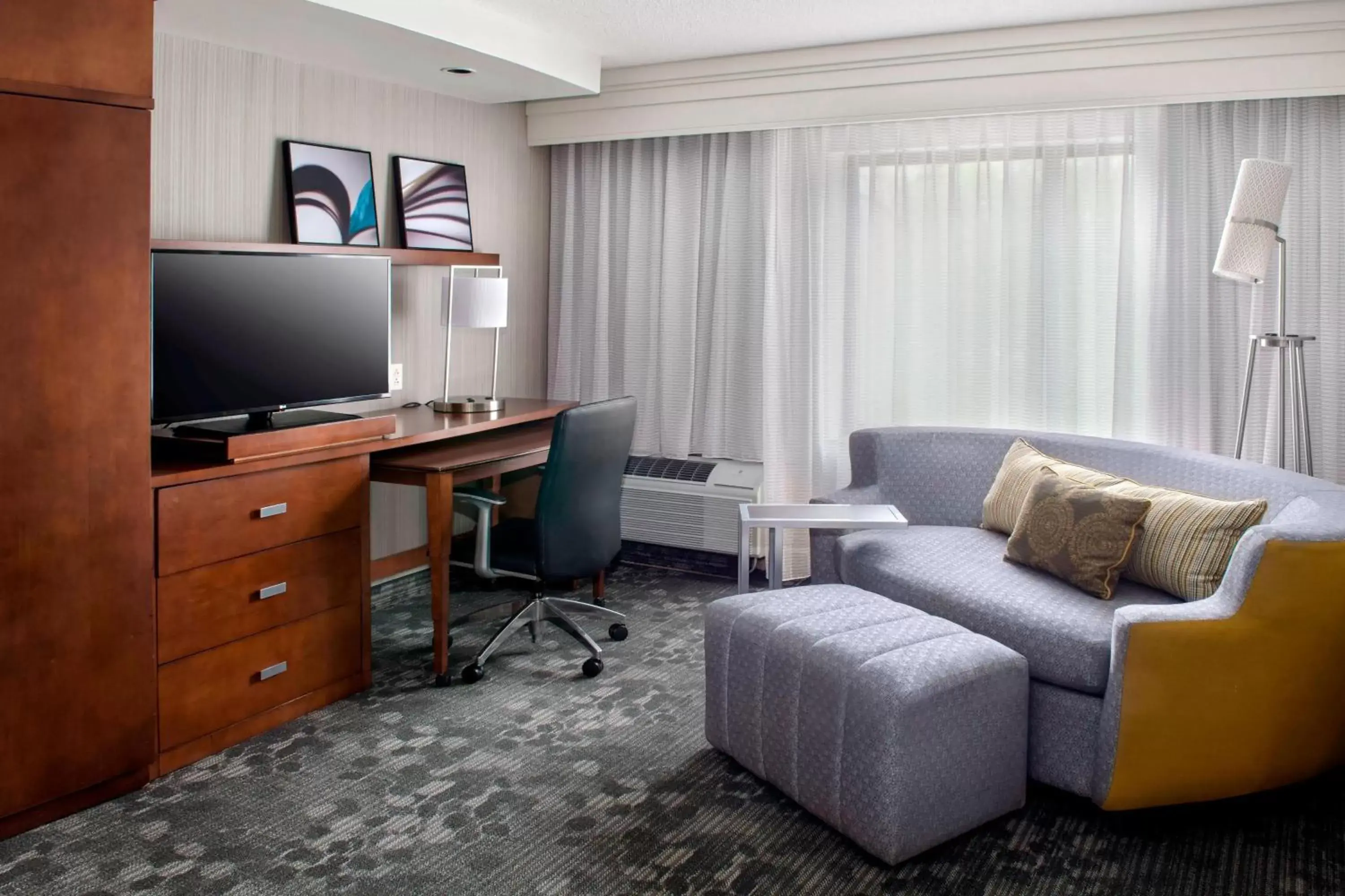 Living room, TV/Entertainment Center in Courtyard by Marriott Paramus