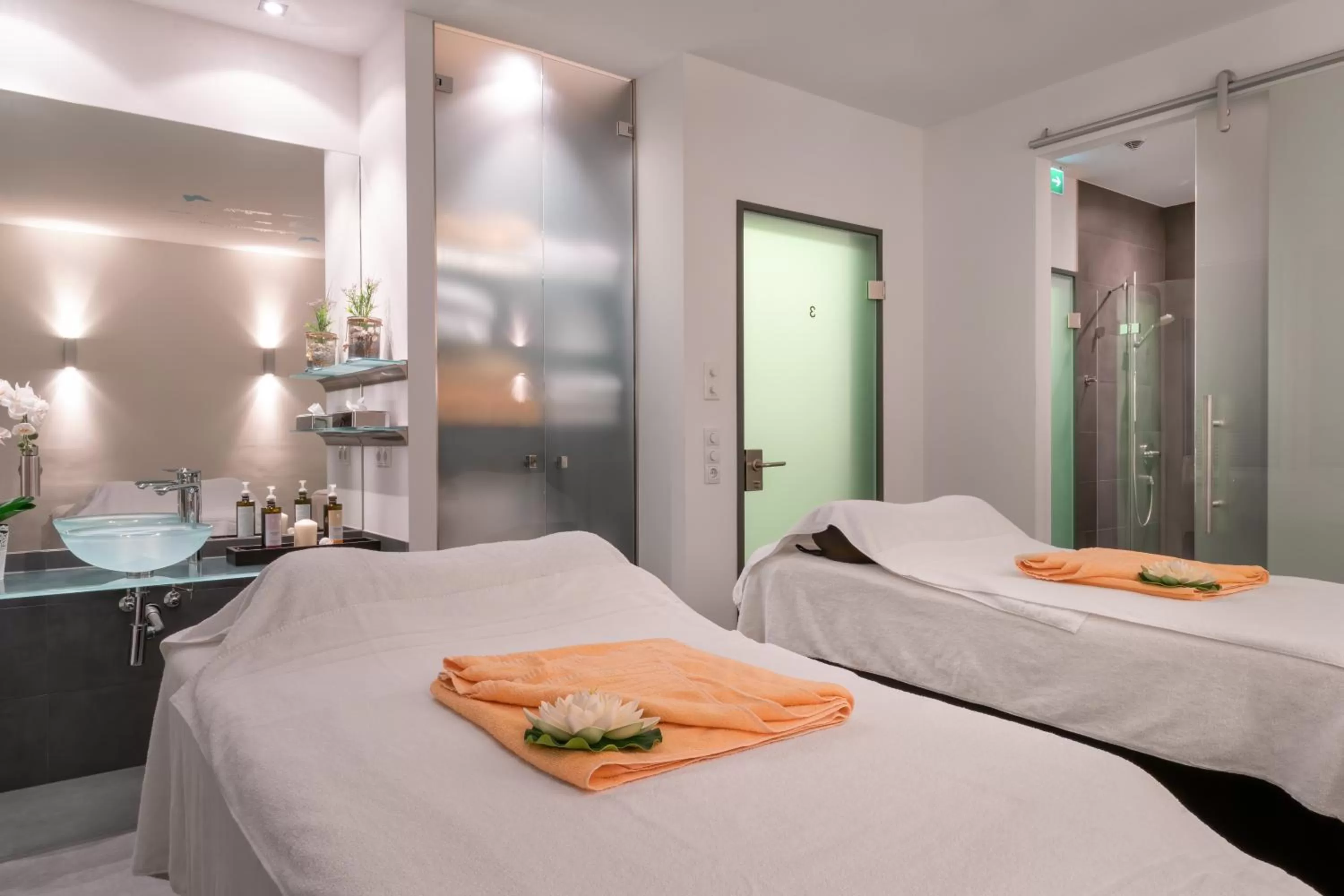 Massage, Bed in Hotel Yachtclub