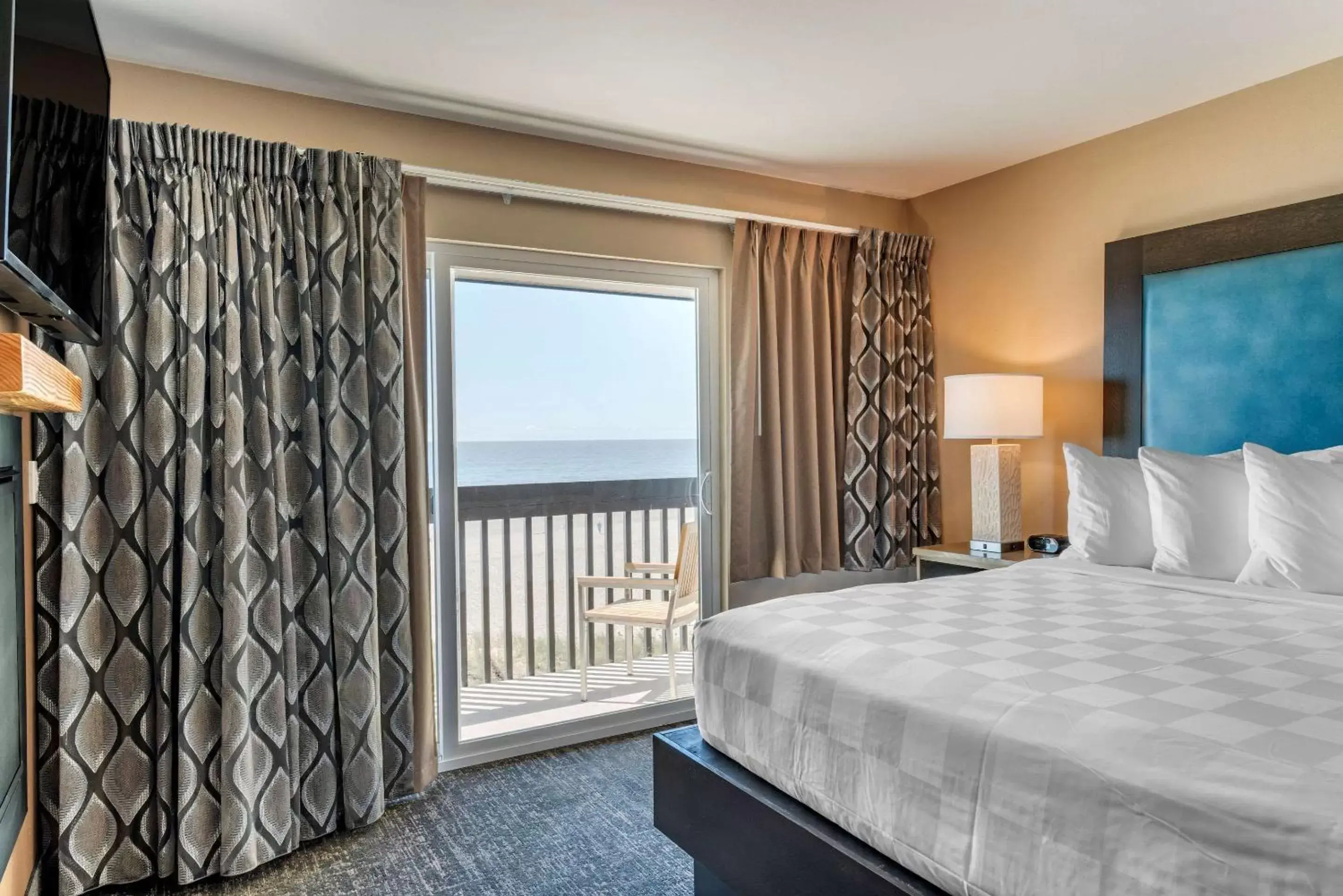 Photo of the whole room, Bed in Lincoln Sands Oceanfront Resort, Ascend Hotel Collection