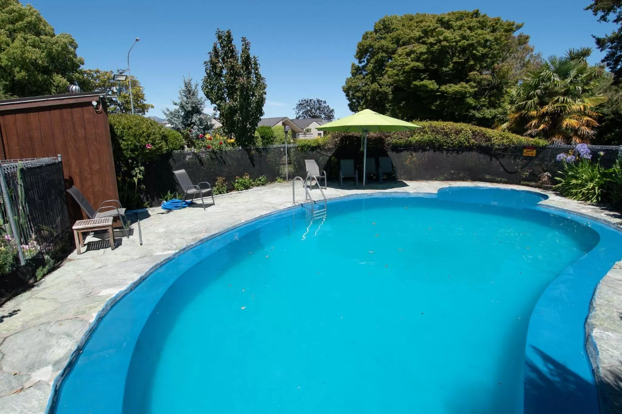 Swimming pool in Middle Park Motel