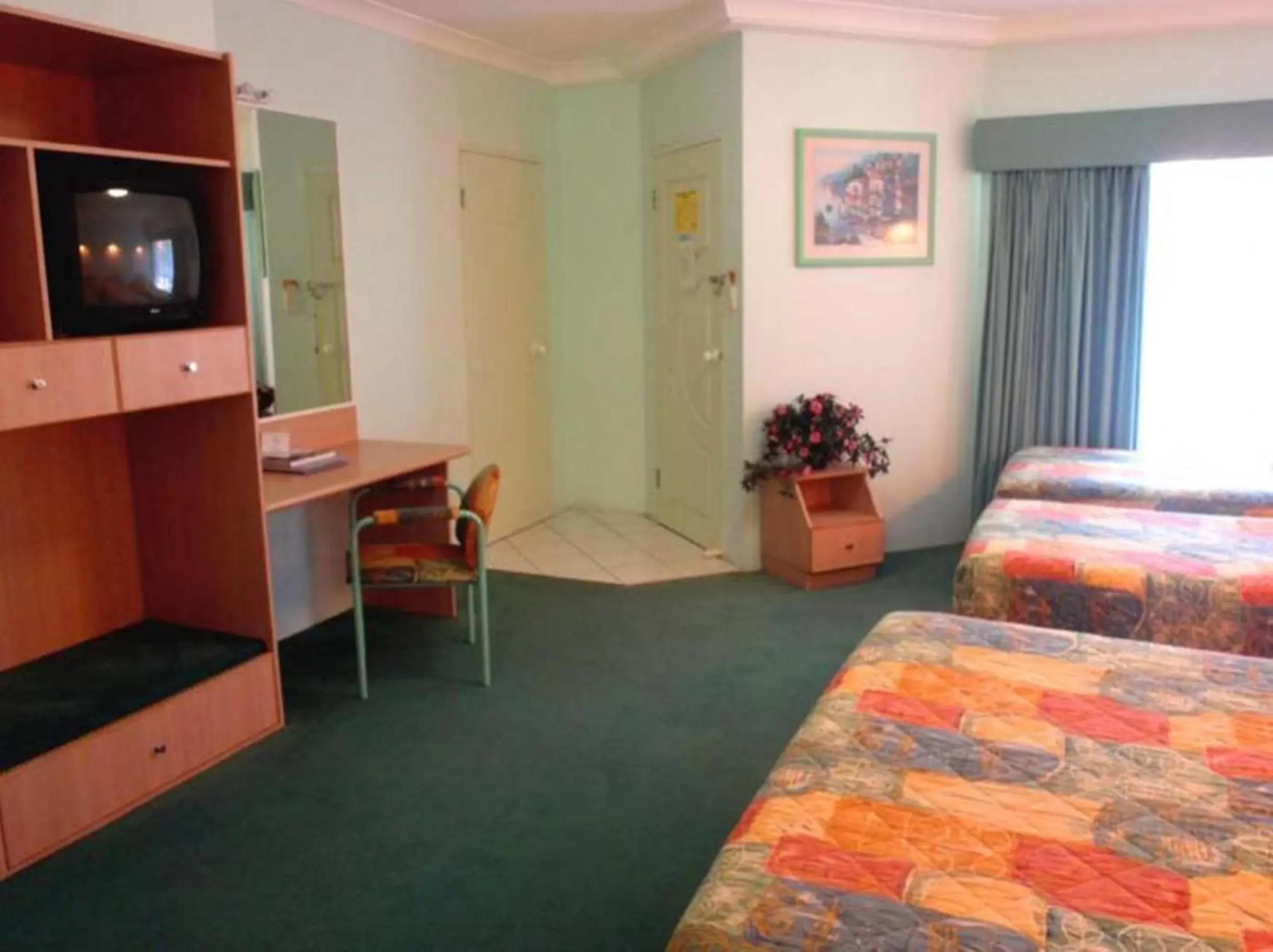 Bedroom, TV/Entertainment Center in Runaway Bay Motor Inn