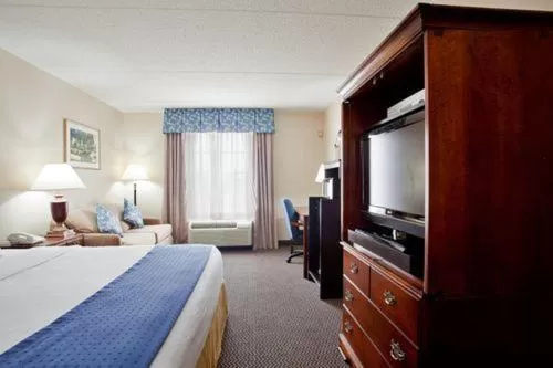 Photo of the whole room, Bed in Holiday Inn Express & Suites Newport News by IHG