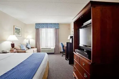 Photo of the whole room, TV/Entertainment Center in Holiday Inn Express & Suites Newport News, an IHG Hotel