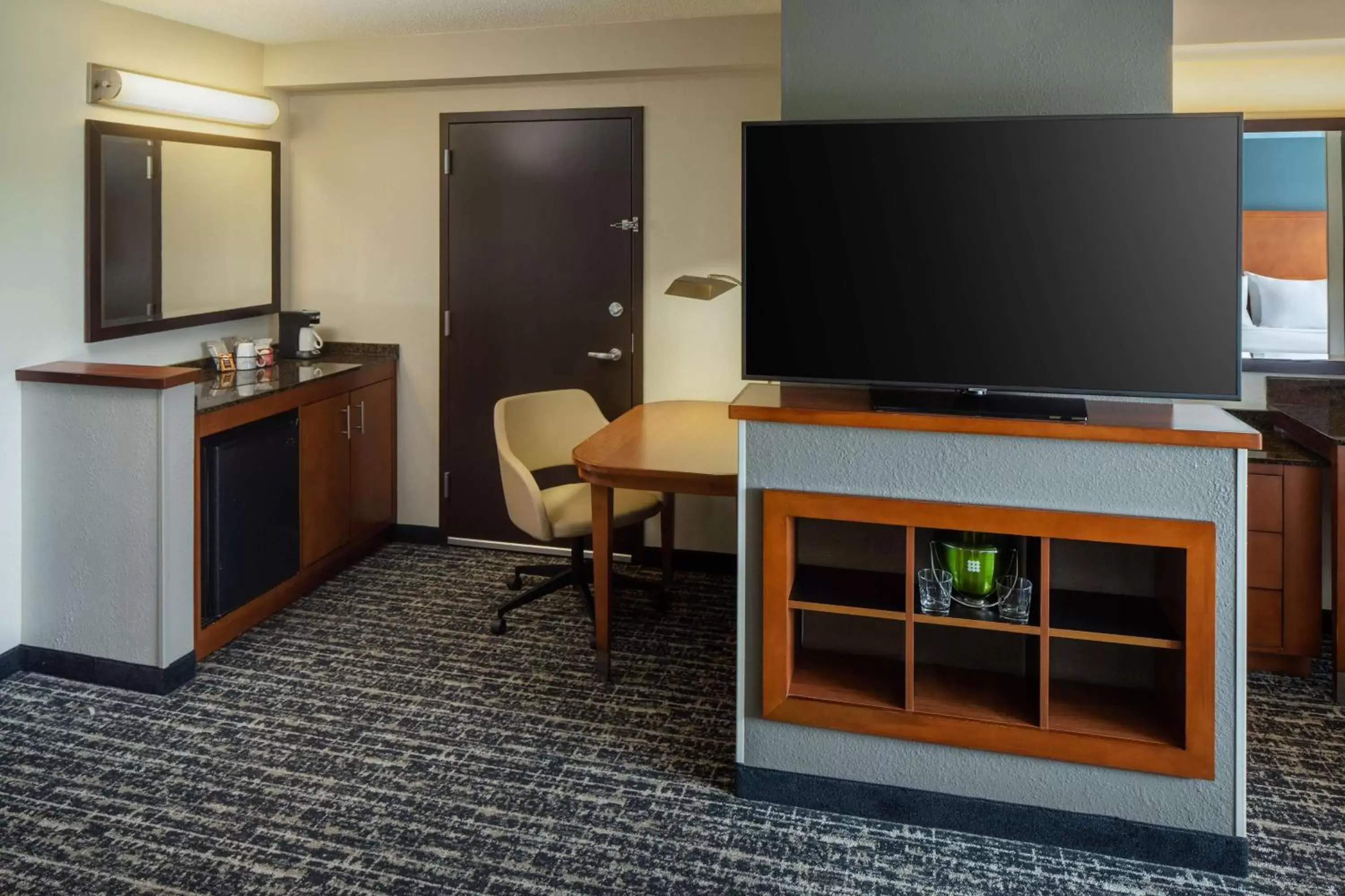 Bedroom, TV/Entertainment Center in Hyatt Place Uncasville - Casino Area