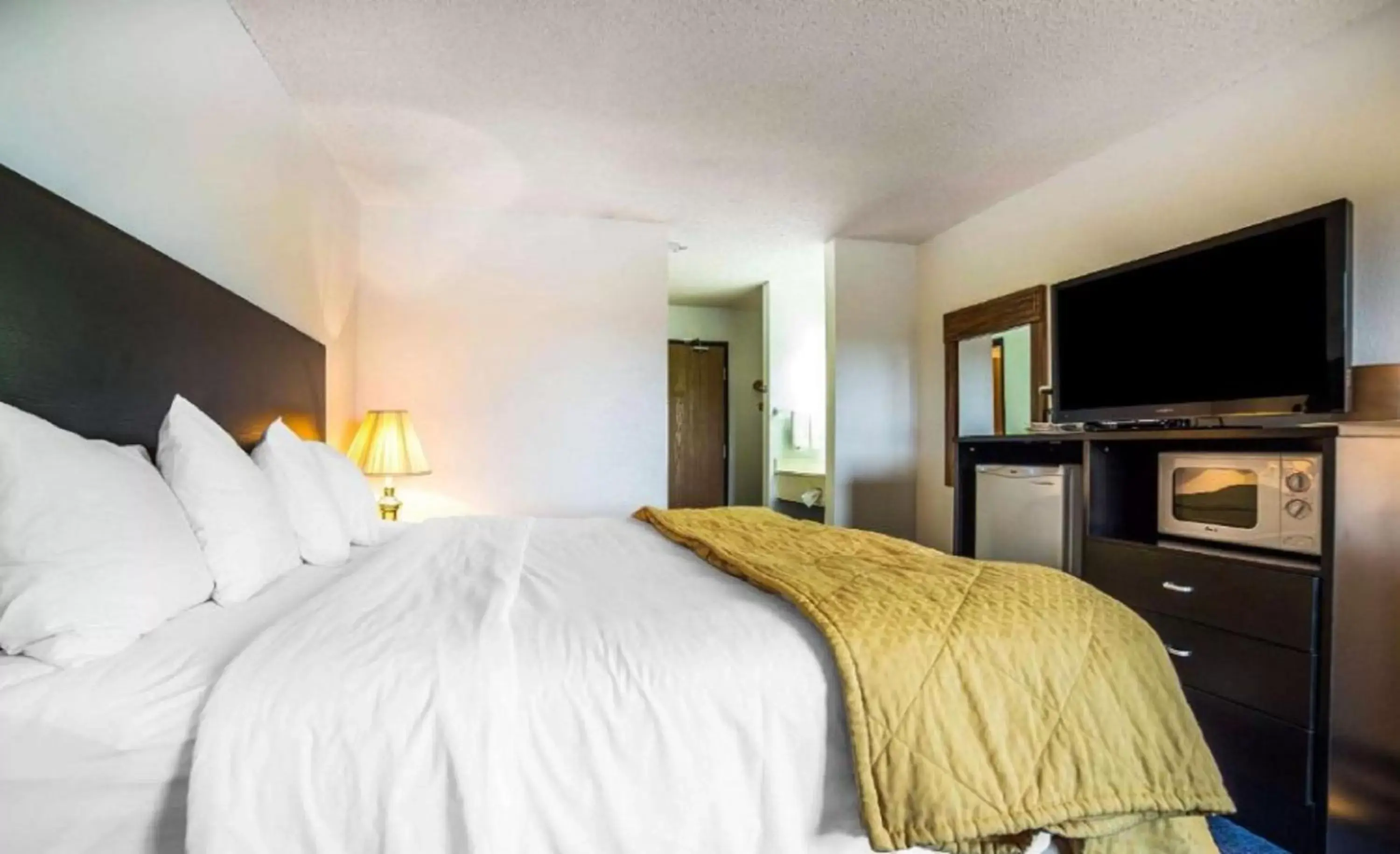 Bed in FairBridge Inn & Suites Sunnyside Bed in FairBridge Inn & Suites Sunnyside