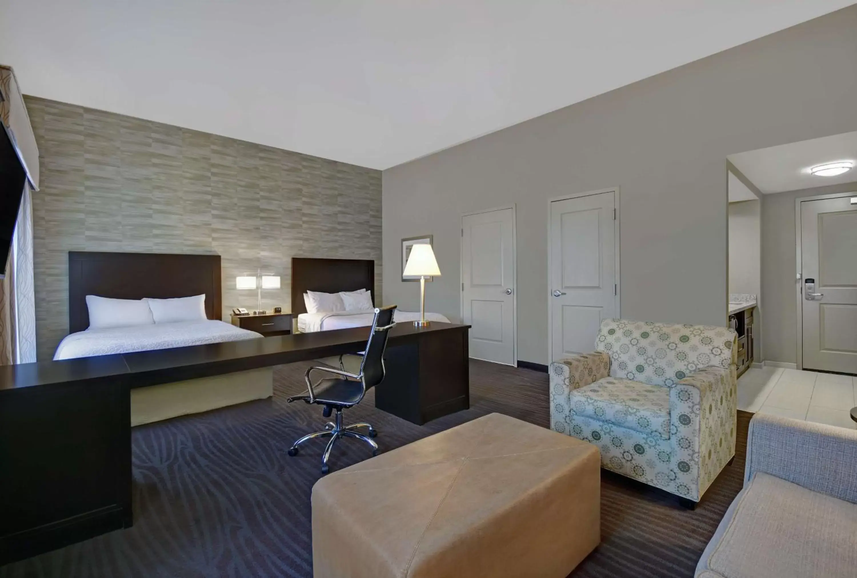 Bedroom, Seating Area in Hampton Inn and Suites Robbinsville