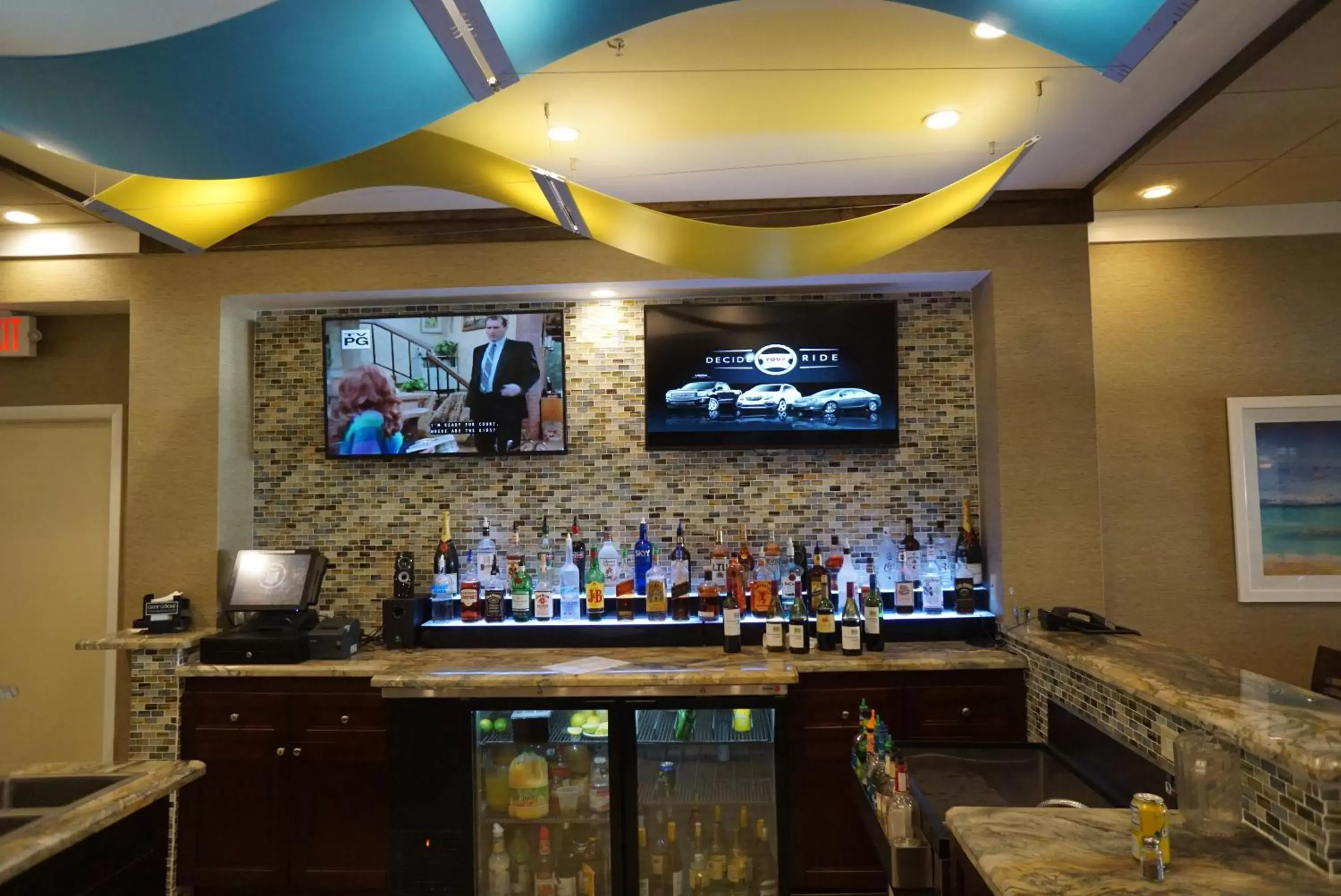 Lounge or bar, TV/Entertainment Center in Ocean Sky Hotel & Resort
