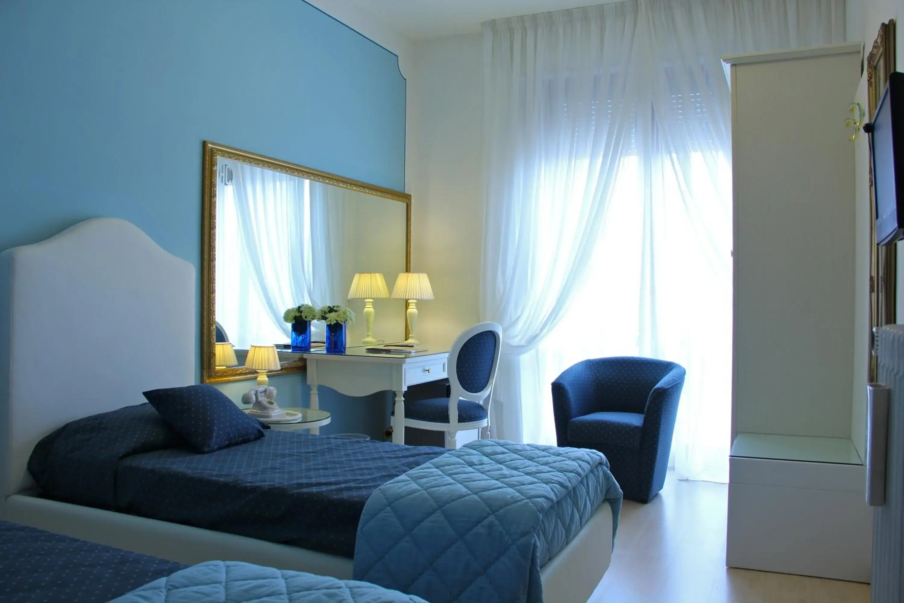 Photo of the whole room, Bed in Hotel Continentale