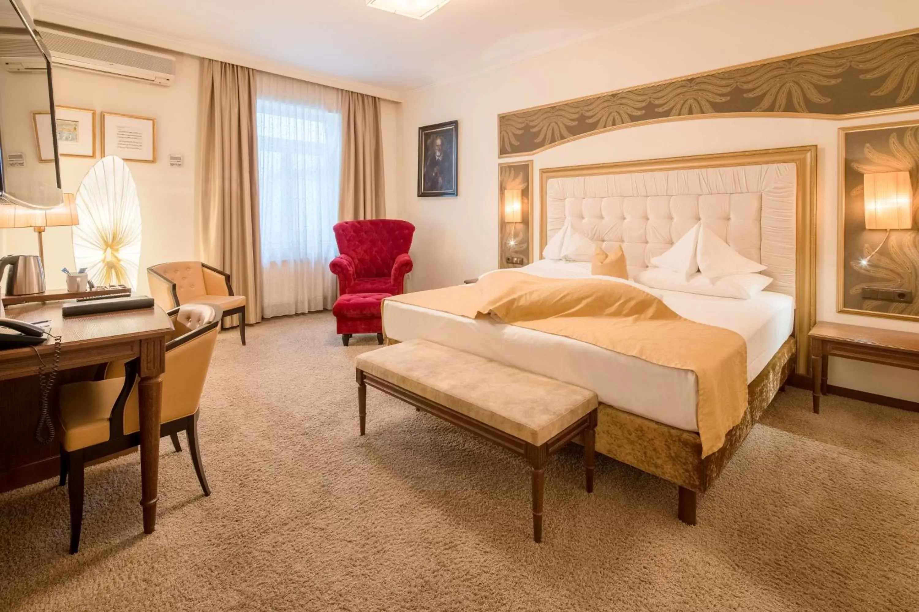 Bathroom, Bed in BEST WESTERN Plus Hotel Goldener Adler Innsbruck