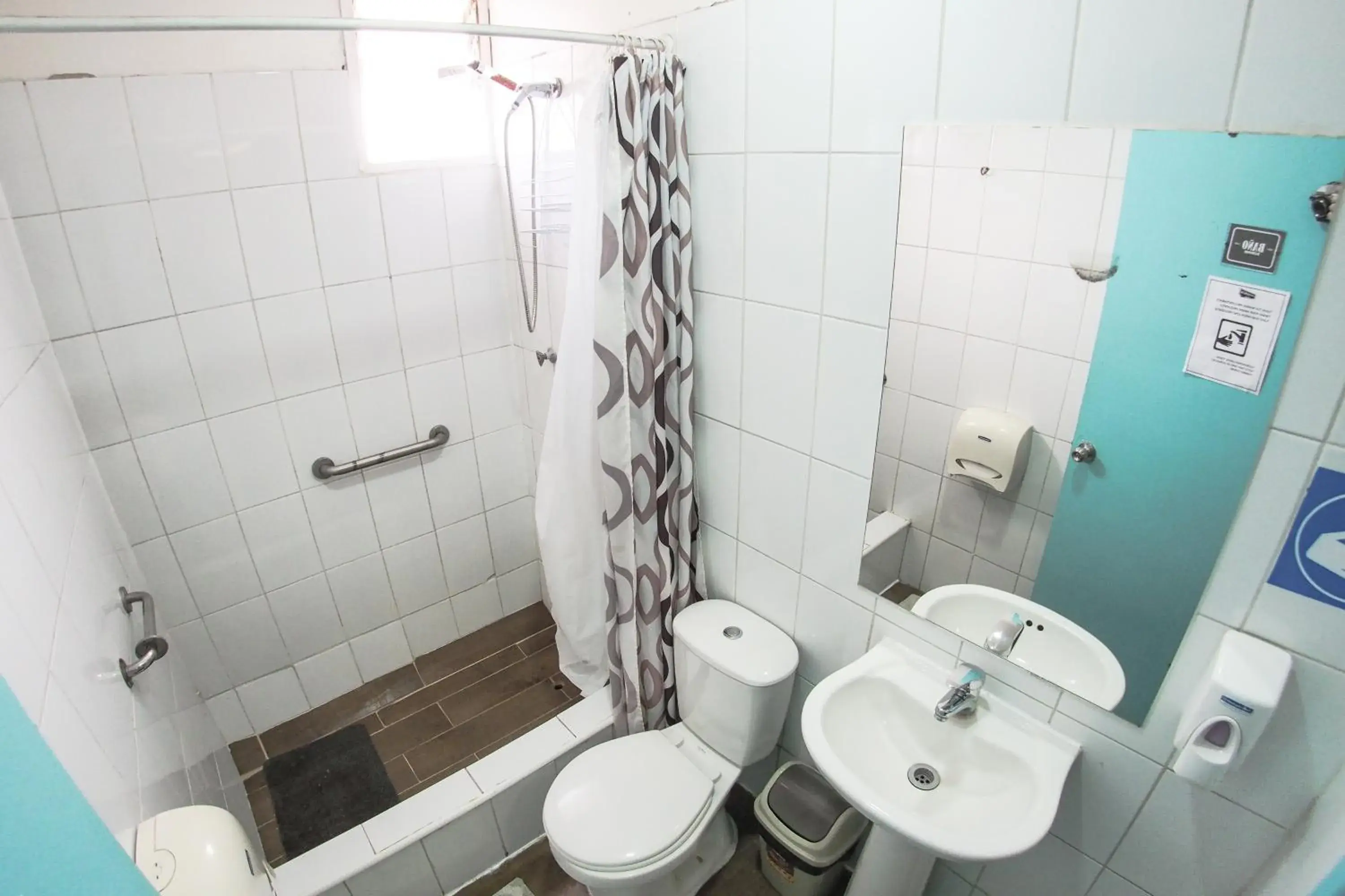 Shower, Bathroom in Hostal Providencia