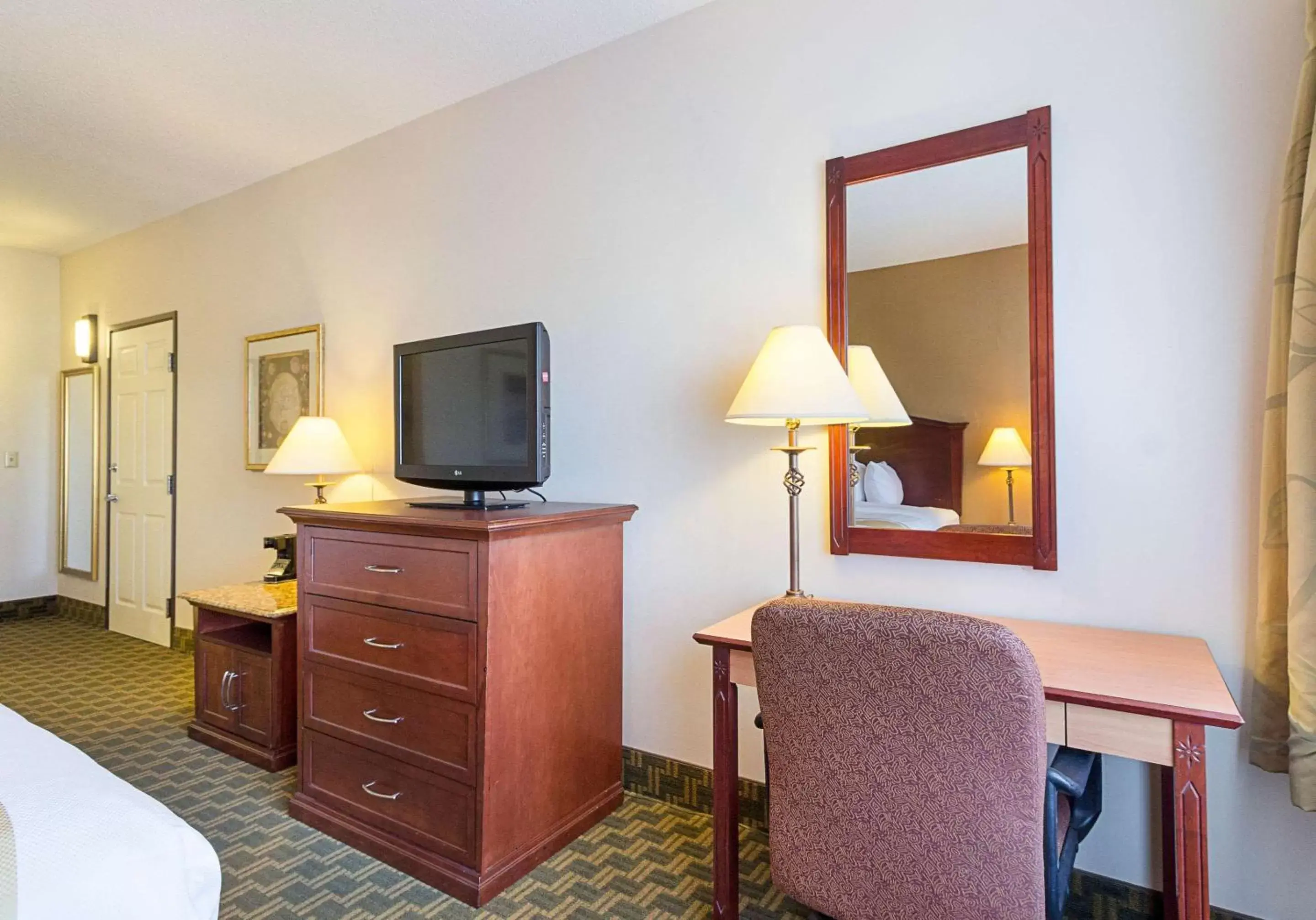 Photo of the whole room, TV/Entertainment Center in Quality Inn Fairmont