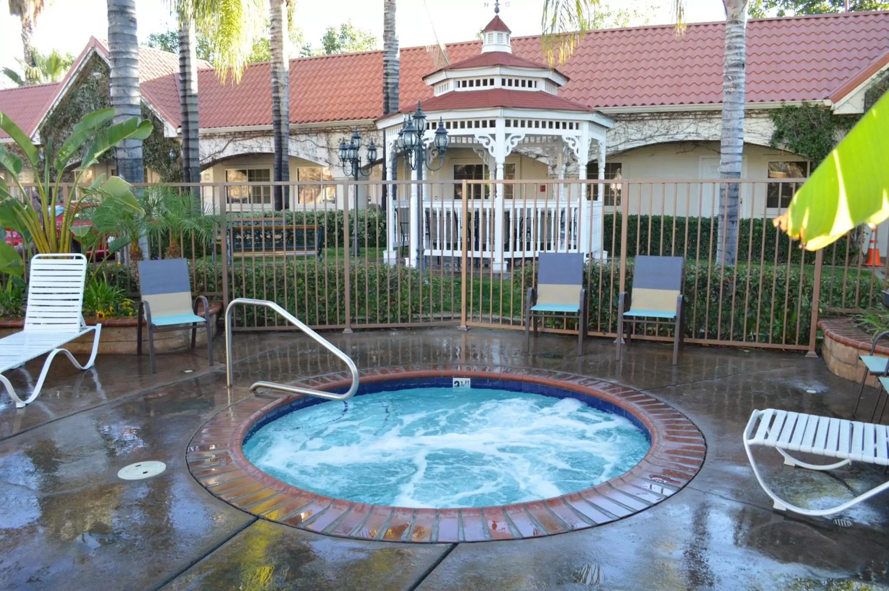 Hot Tub, Swimming Pool in Dynasty Suites Redlands