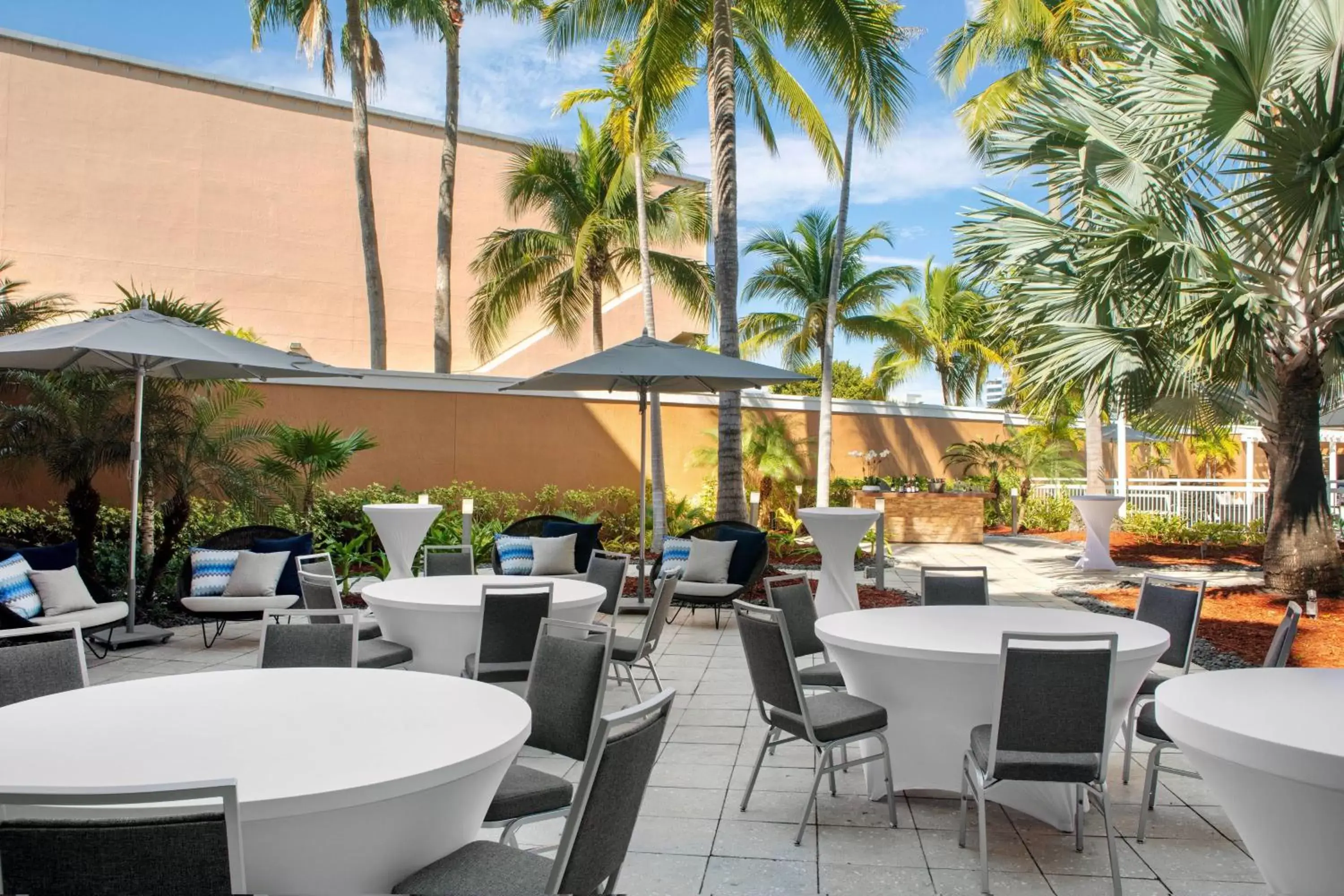 Meeting/conference room, Restaurant/Places to Eat in Courtyard by Marriott Miami Aventura Mall