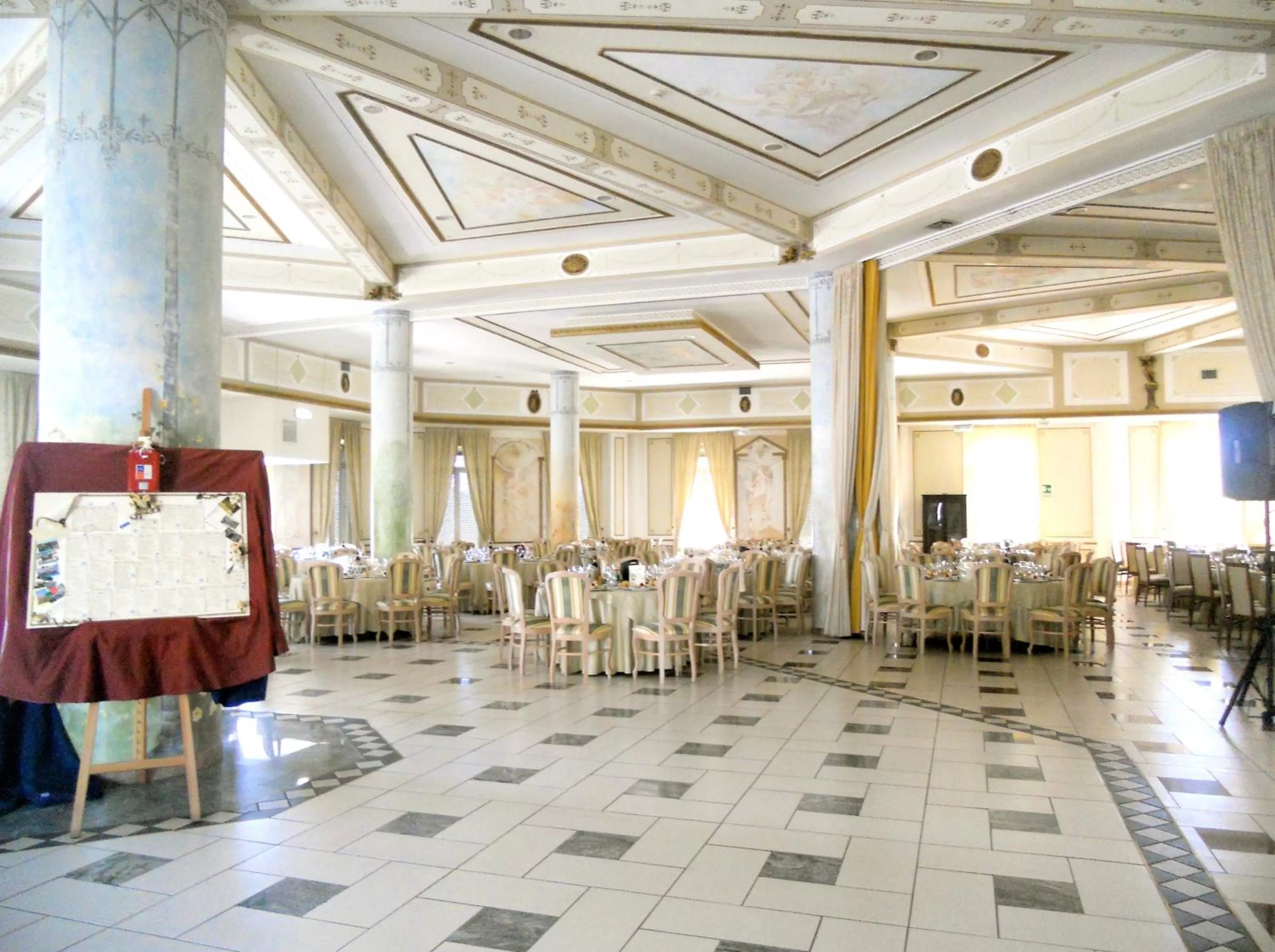 Restaurant/places to eat in Hotel Rinascimento