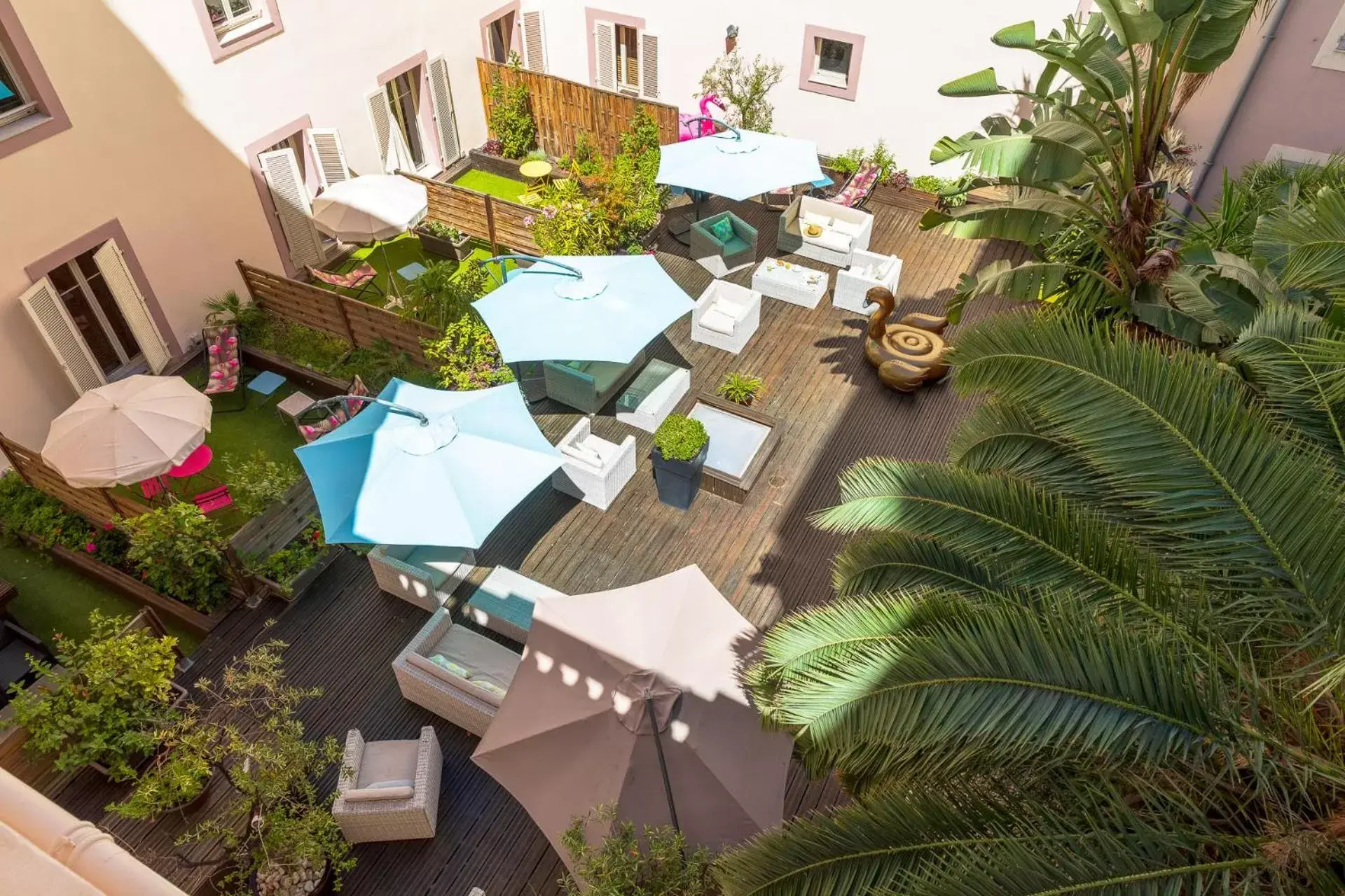 Patio, Pool View in Hotel Beau Rivage