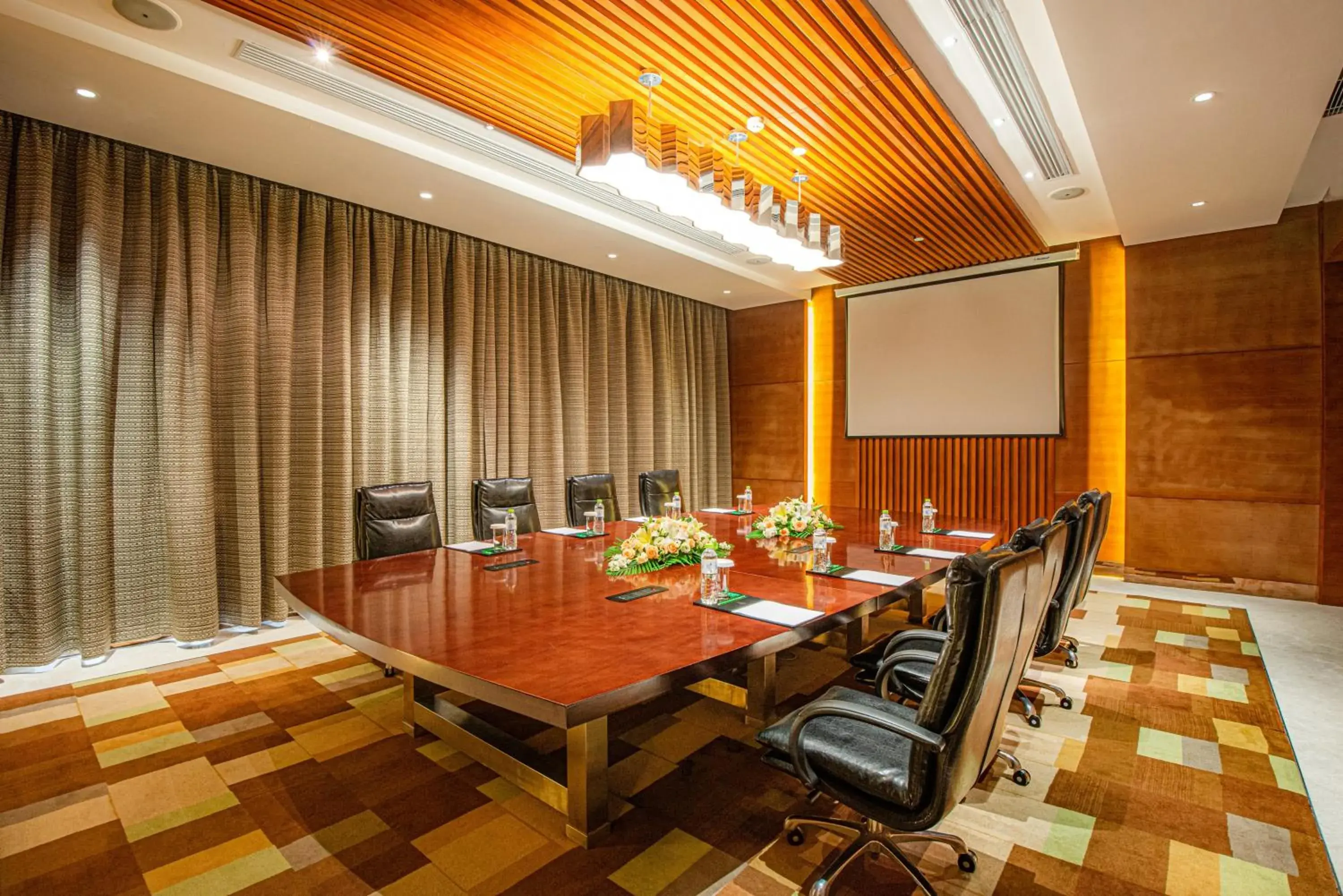 Meeting/conference room in Holiday Inn Qingdao Expo, an IHG Hotel