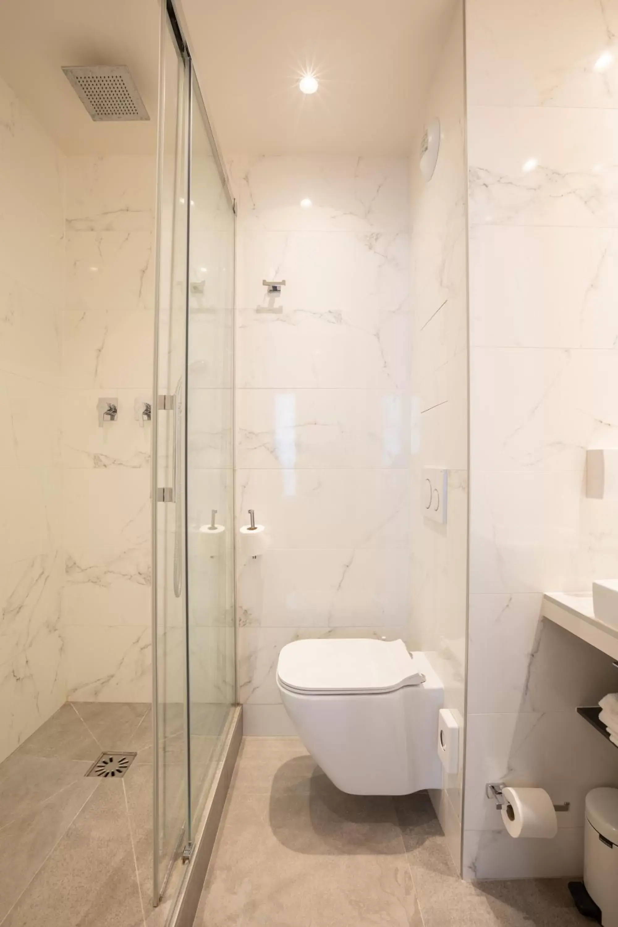 Shower, Bathroom in Prince Albert Lyon Bercy