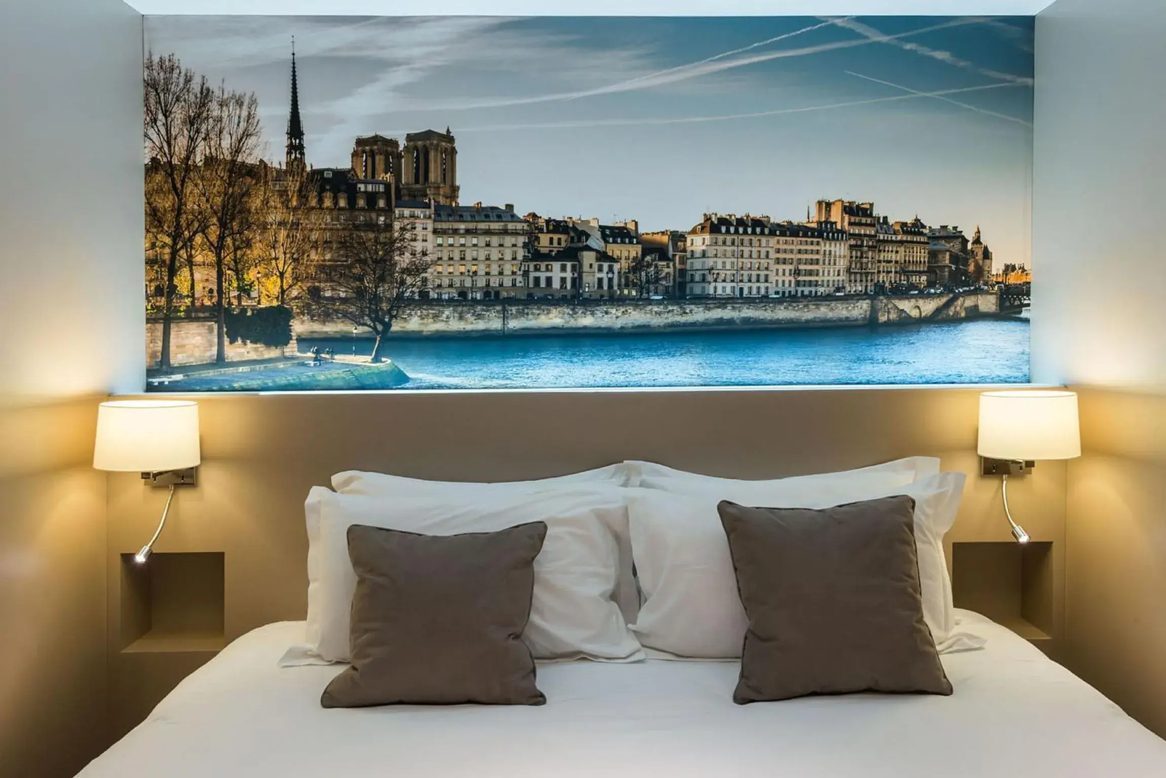 Bedroom, Bed in Midnight Hotel Paris