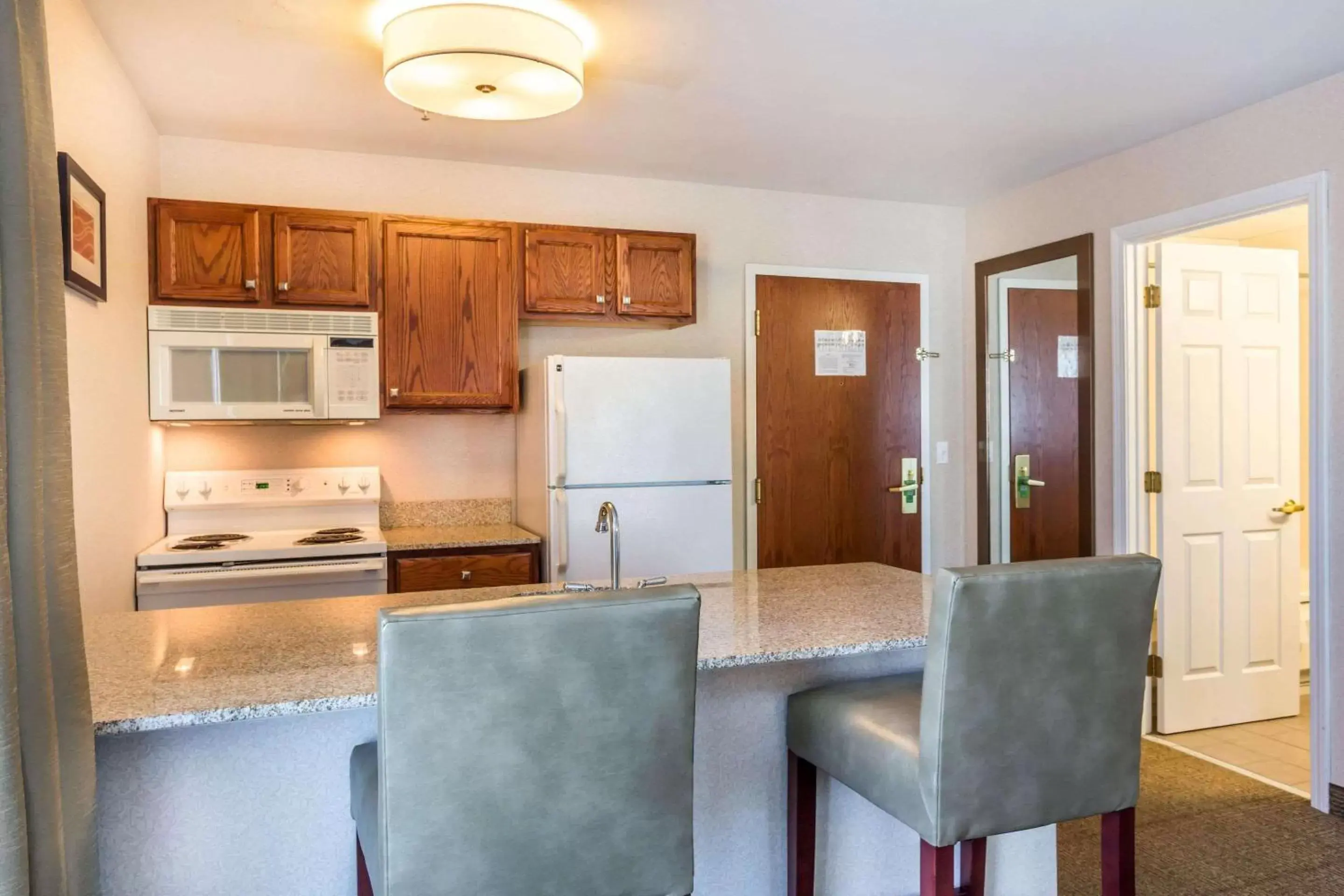 Photo of the whole room, Kitchen/Kitchenette in Comfort Inn & Suites South Burlington
