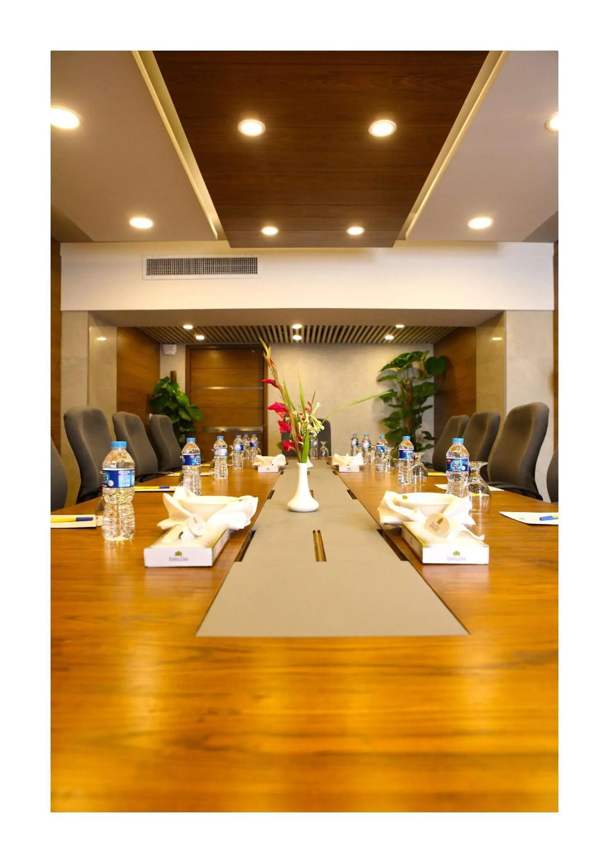 Meeting/conference room, Restaurant/Places to Eat in Regent Plaza Hotel & Convention Center