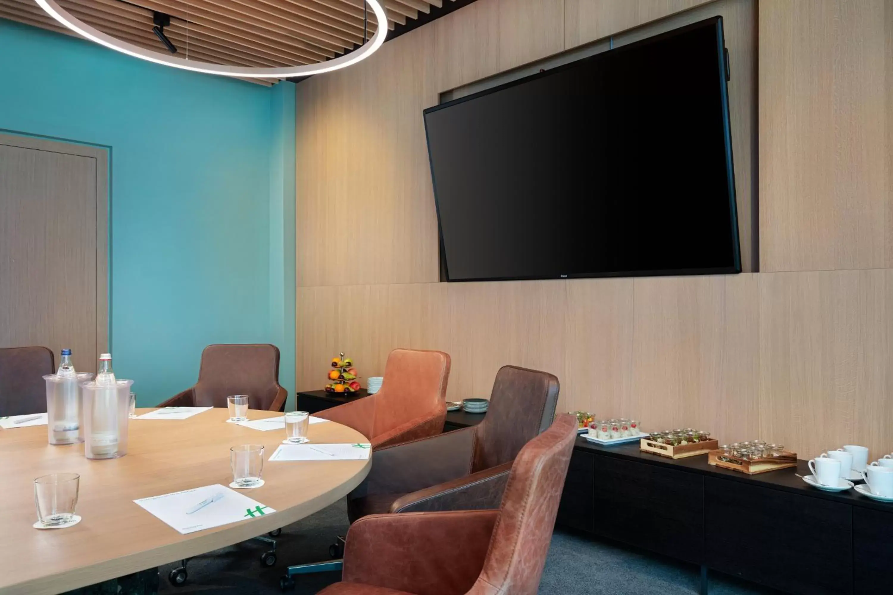 Meeting/conference room, TV/Entertainment Center in Holiday Inn - Osnabrück, an IHG Hotel