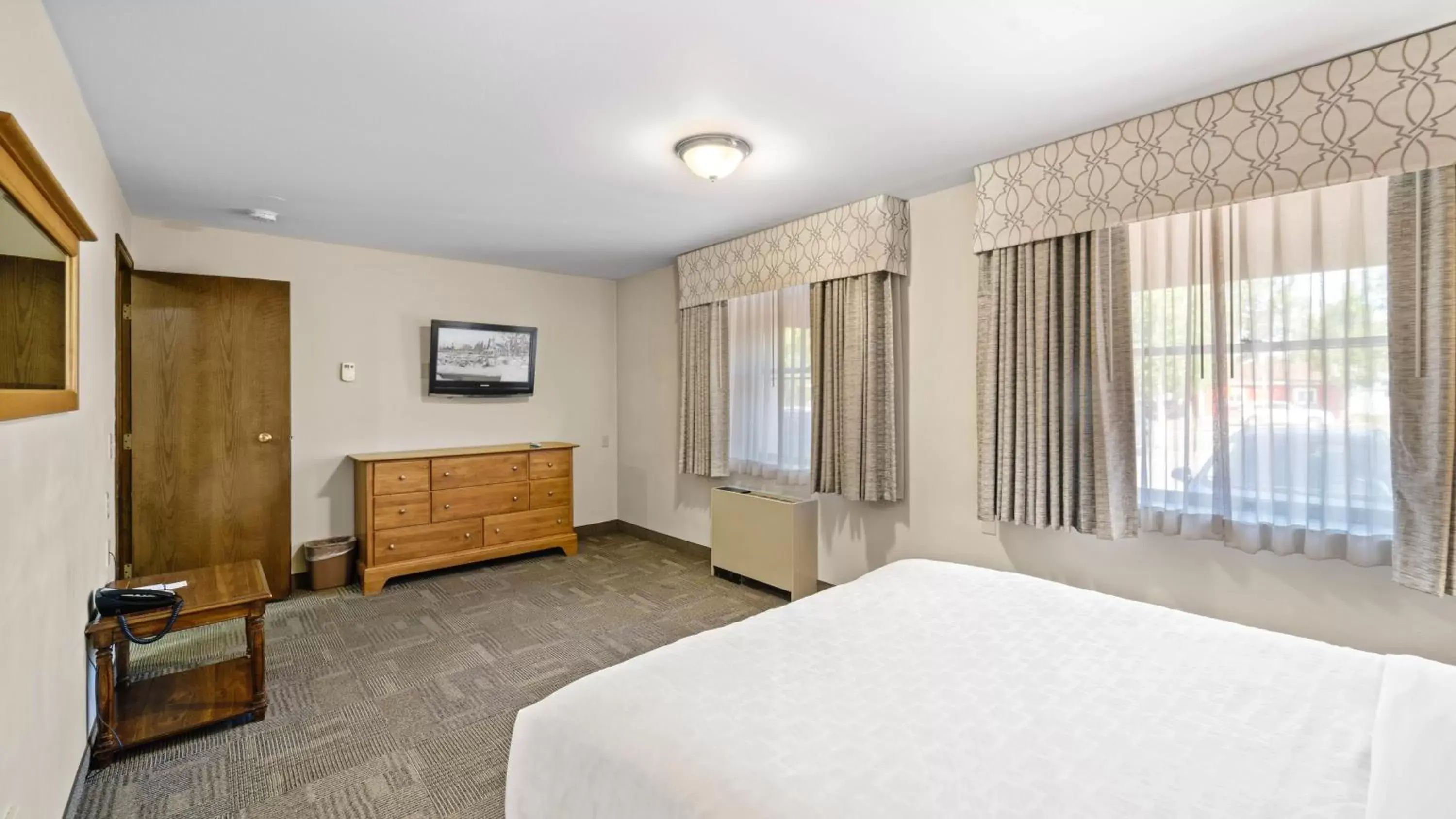 VIP, Bed in Clarion Hotel & Suites Fairbanks near Ft. Wainwright