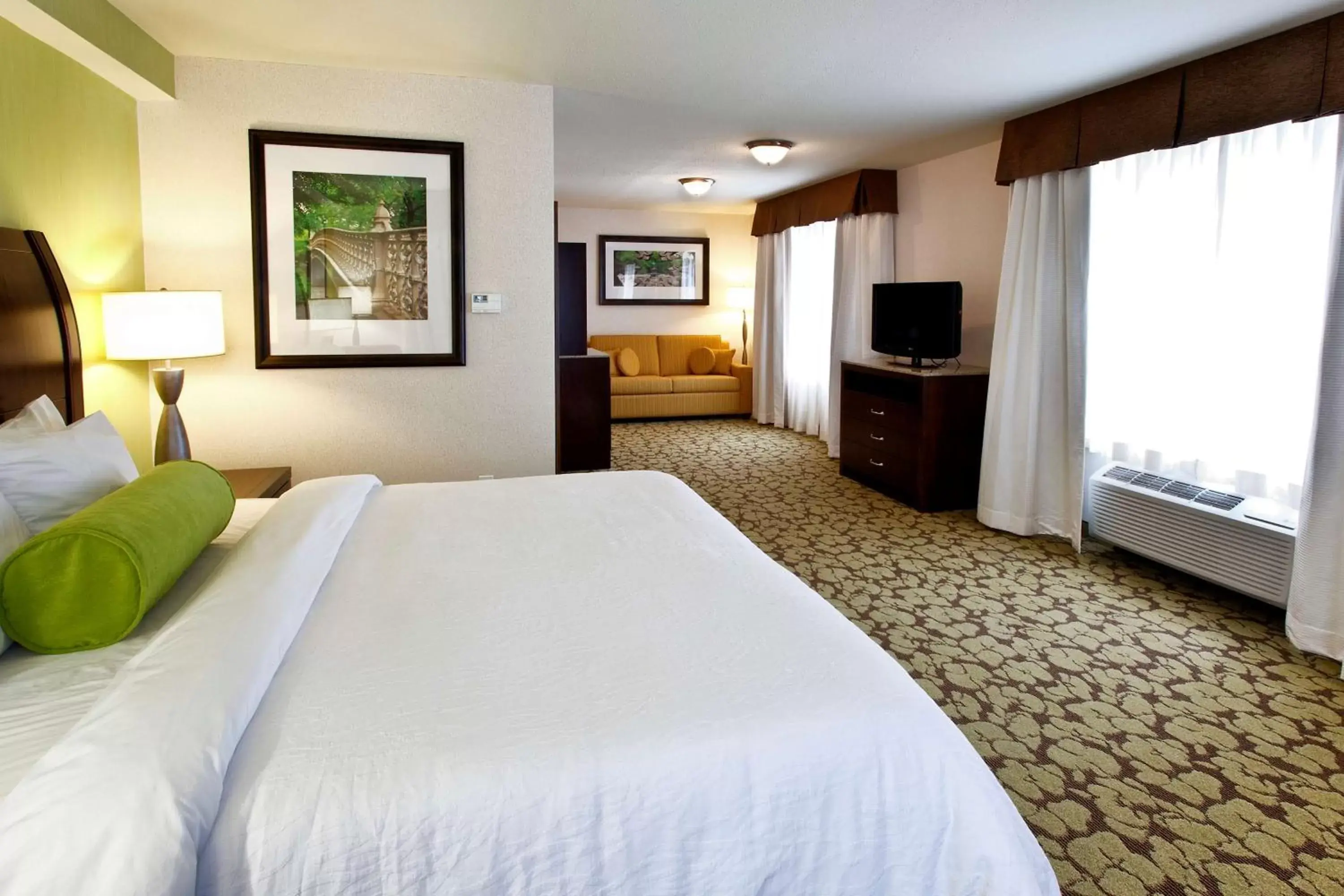 Bedroom, Bed in Hilton Garden Inn New York/Staten Island