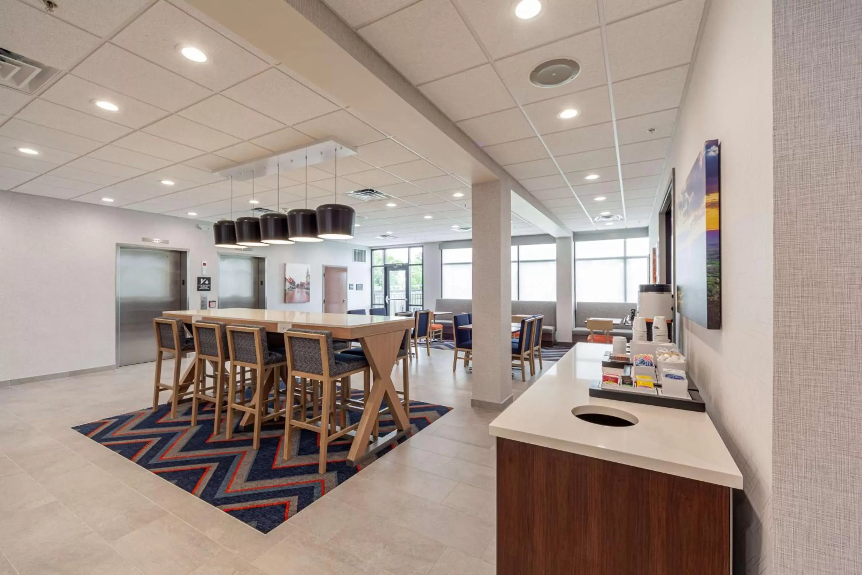 Dining area in Hampton Inn Winchester