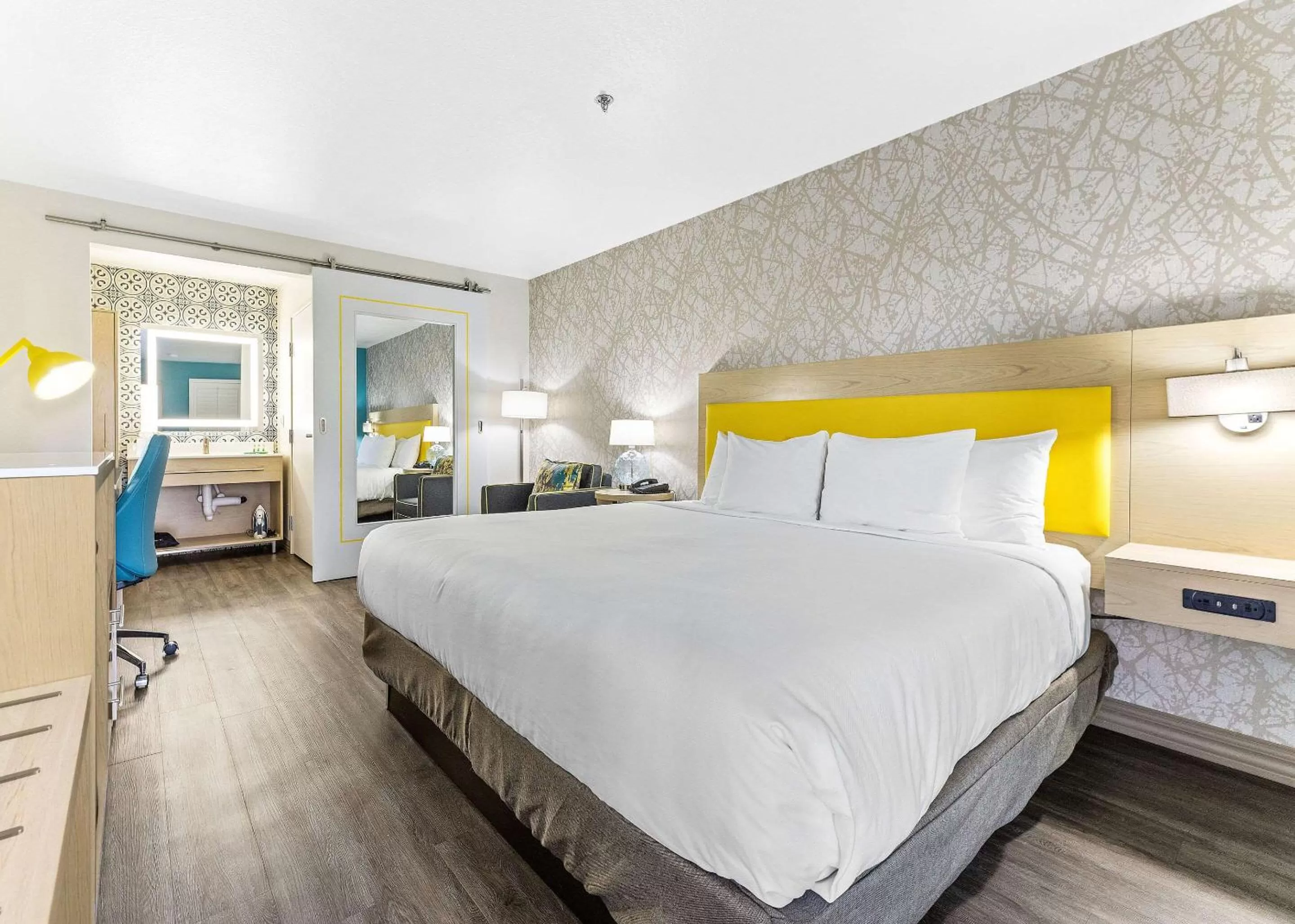 Bed in Hillstone Inn Tulare, an Ascend Collection Hotel