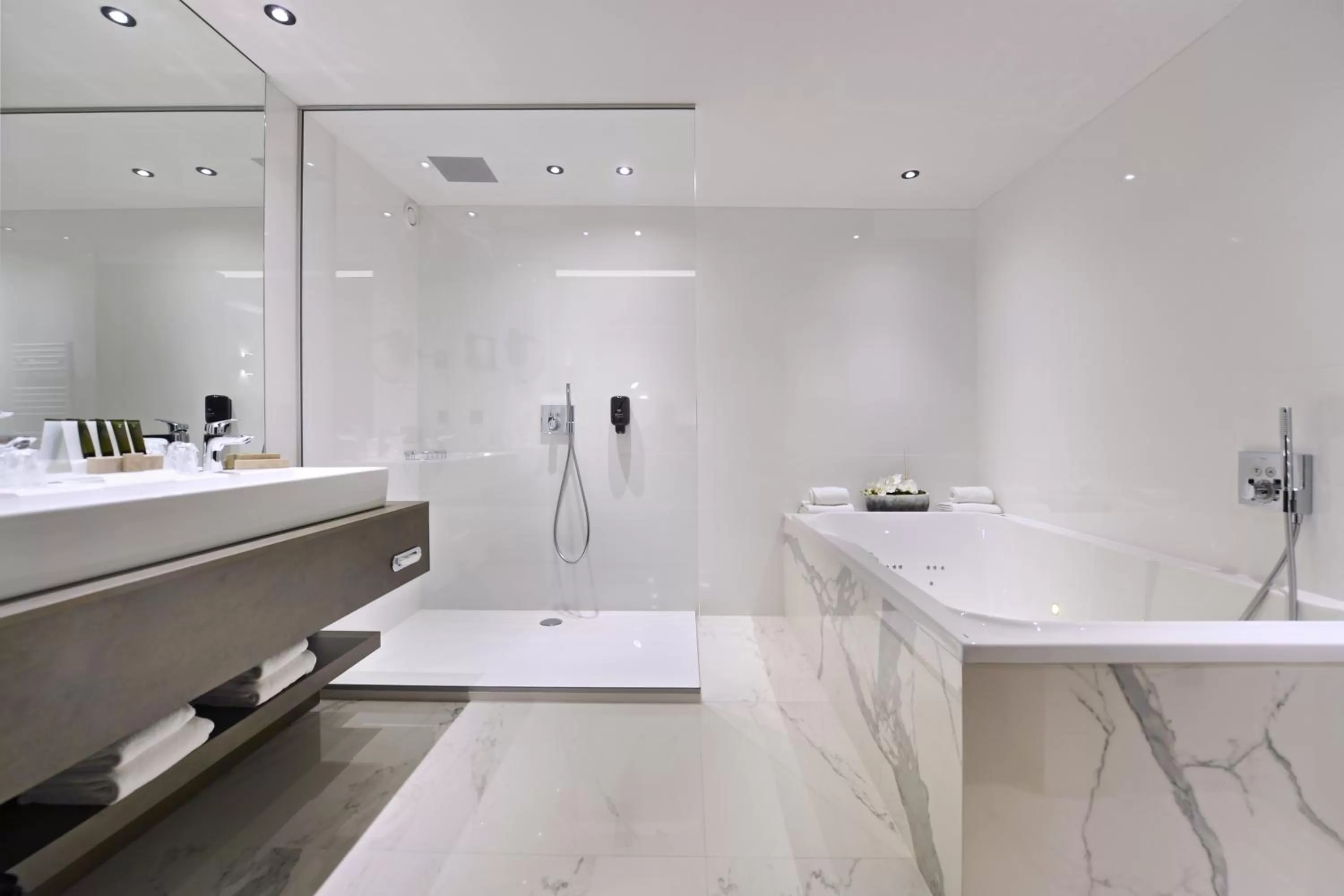 Shower in Hotel Charleroi Airport - Van Der Valk