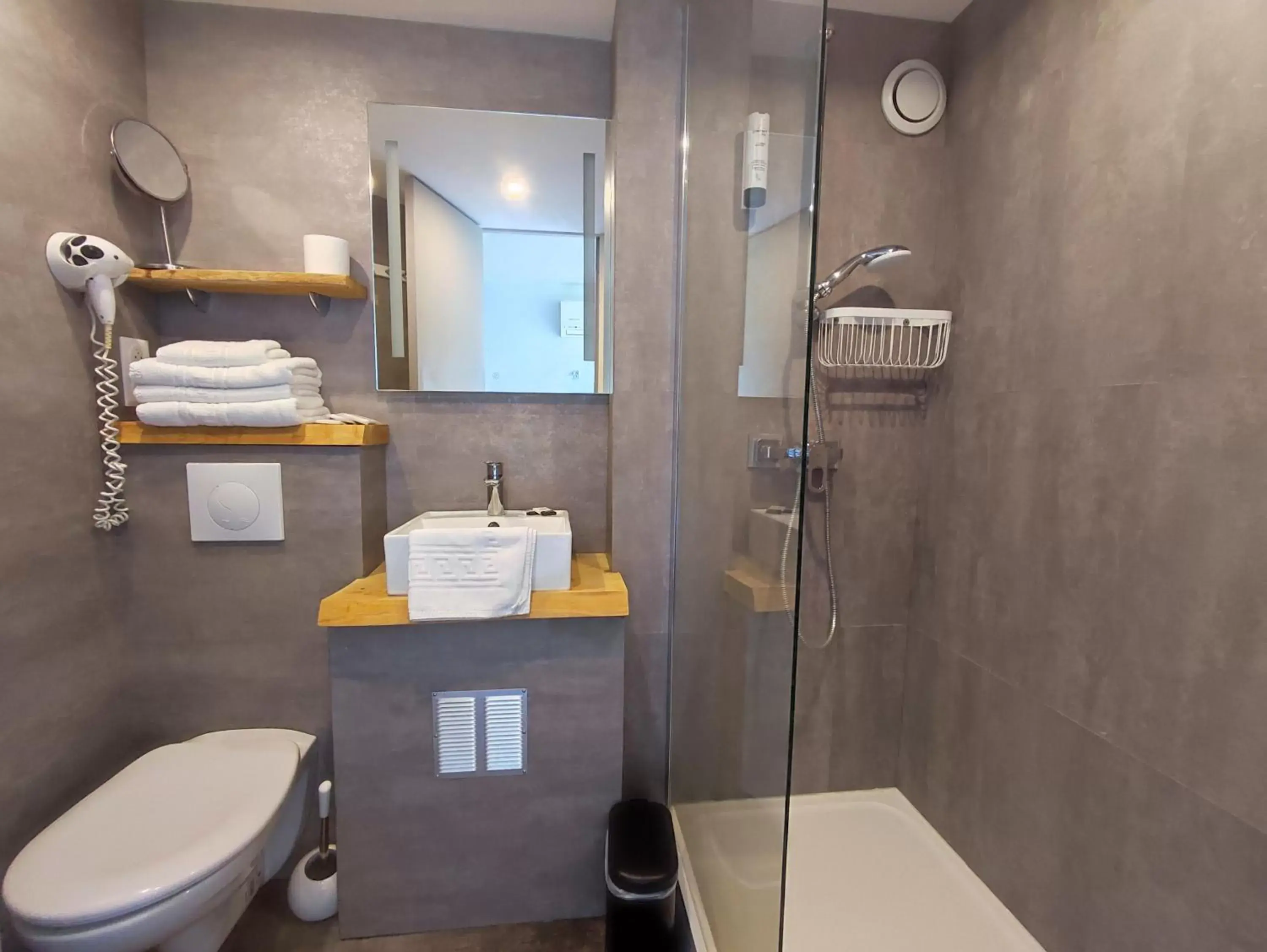 Bathroom in Contact Hôtel Le Provençal Bordeaux Lac avec Bornes électriques