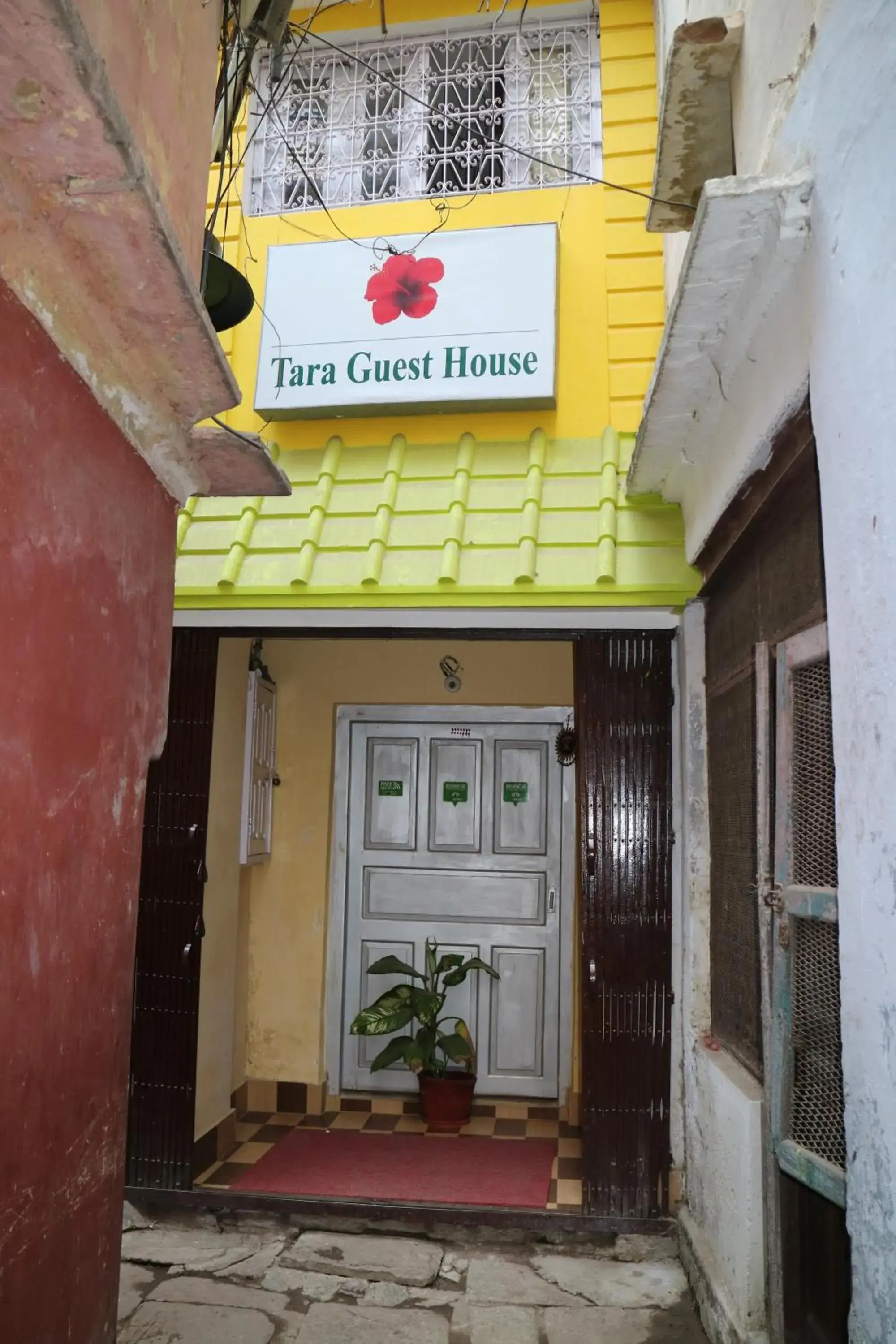 Facade/entrance in Tara Guest House