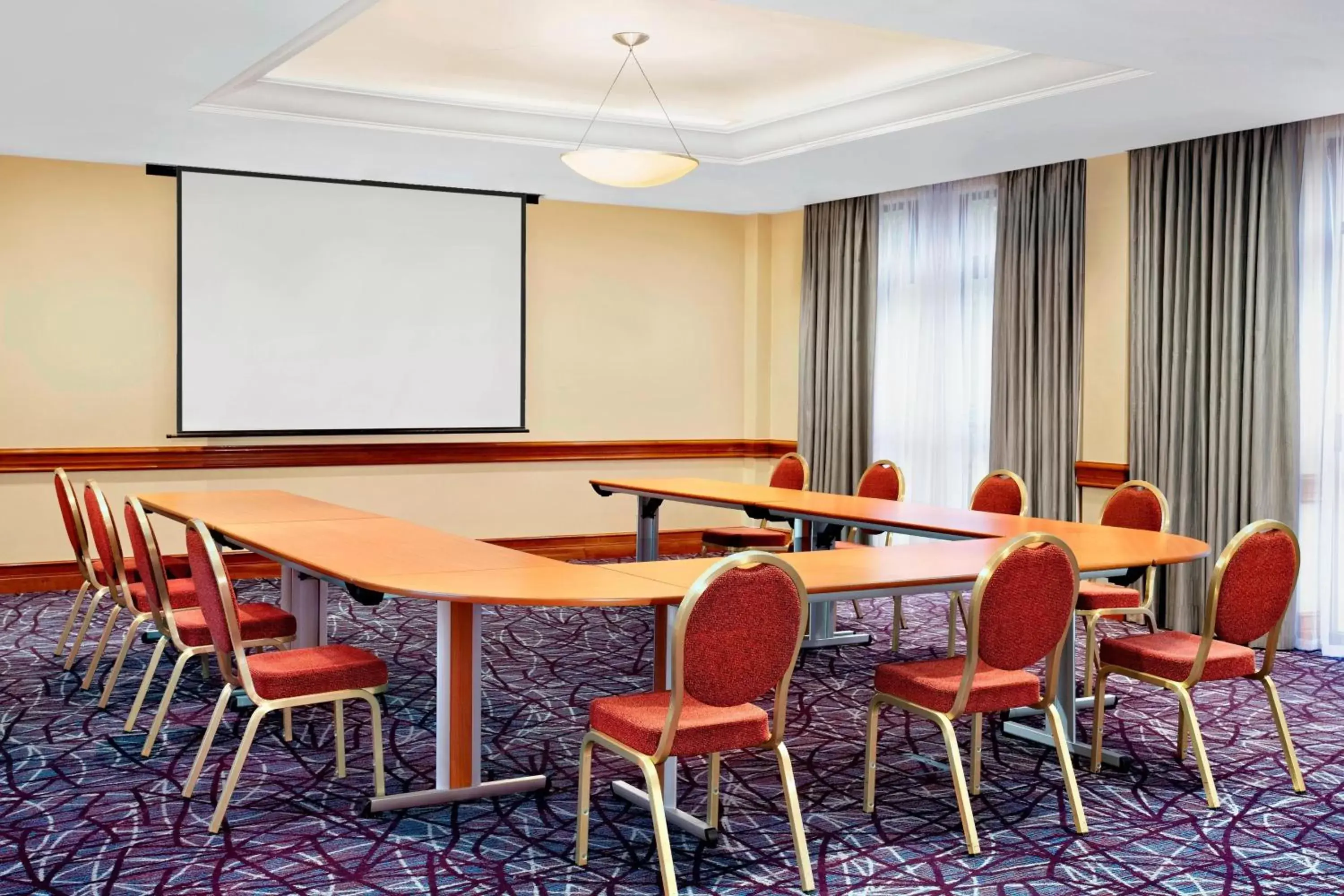 Meeting/conference room in Sheraton Skyline Hotel London Heathrow