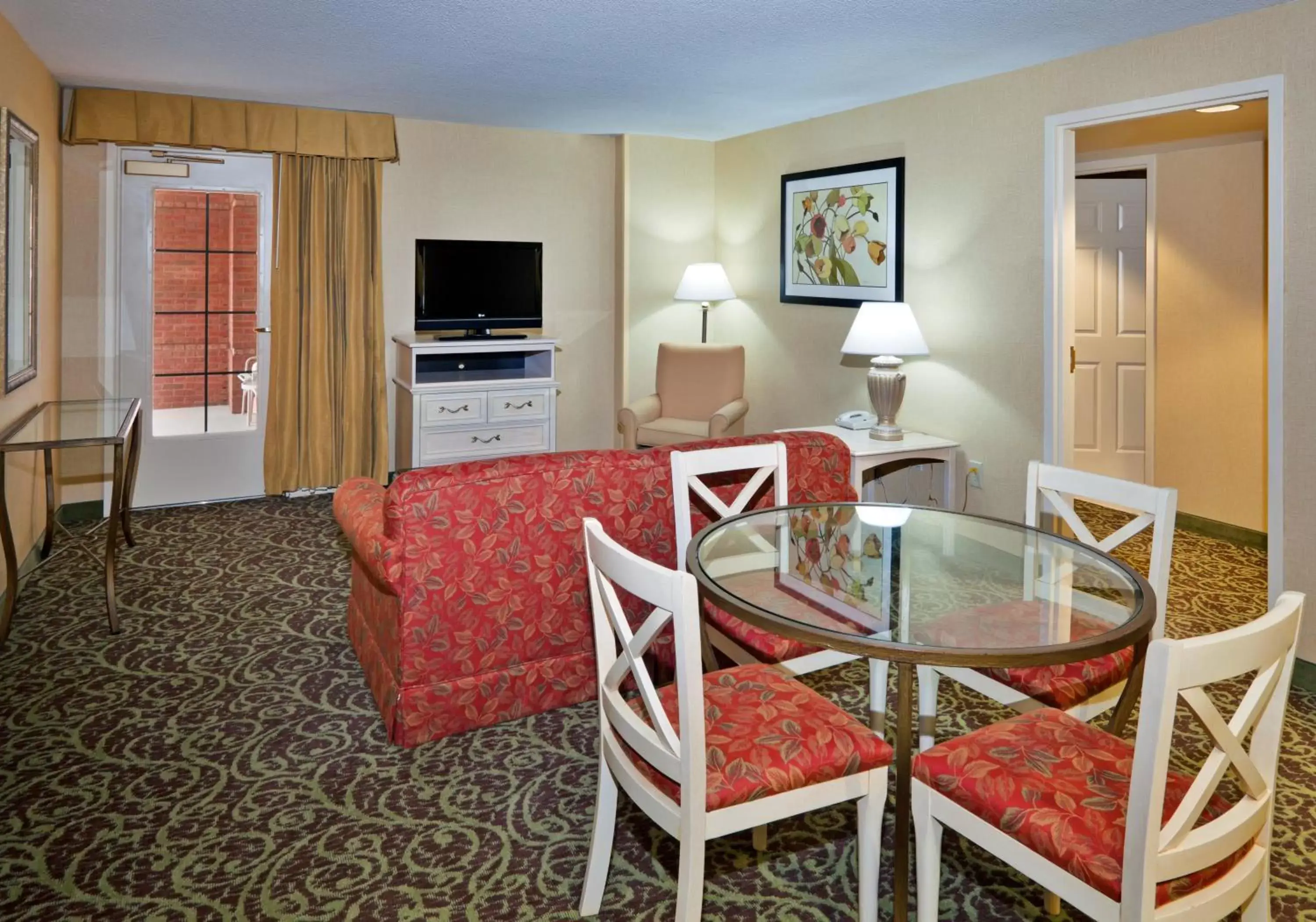 Photo of the whole room, Dining Area in Holiday Inn Chantilly-Dulles Expo Airport, an IHG Hotel