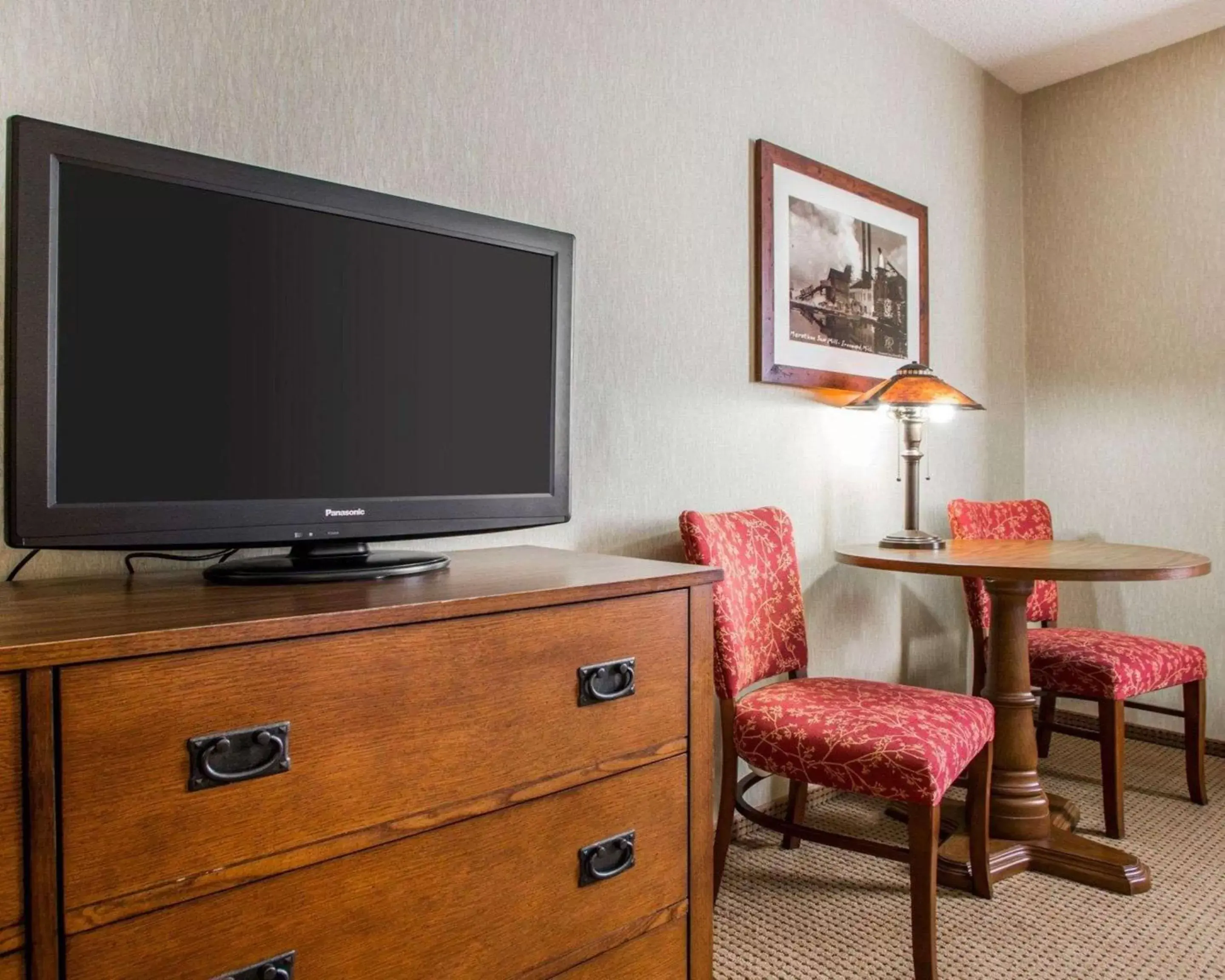 Photo of the whole room, TV/Entertainment Center in Quality Inn Ironwood