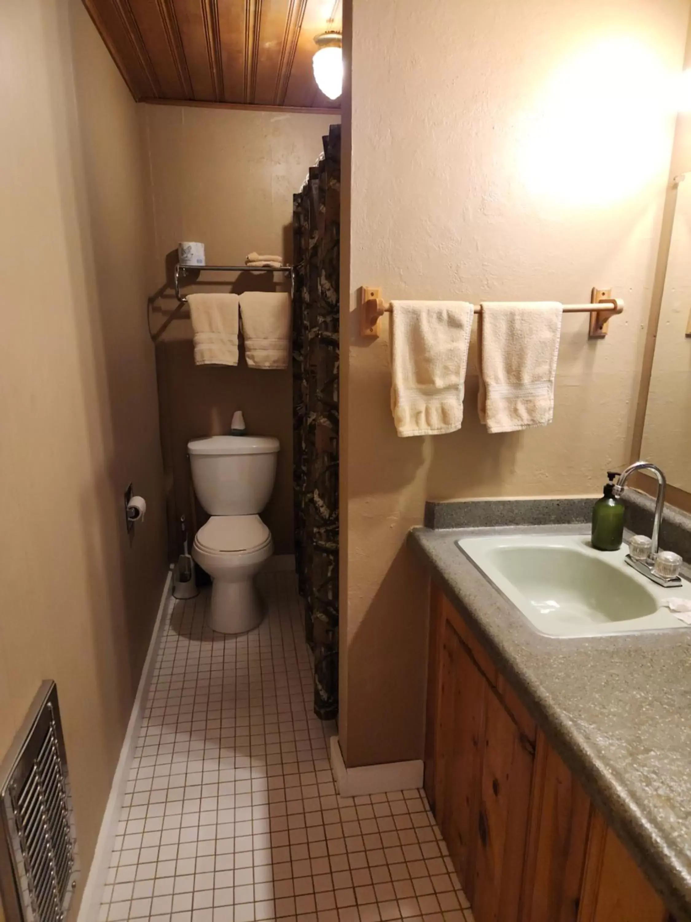 Bathroom in Eagle Nest Fly Shack & Lodge