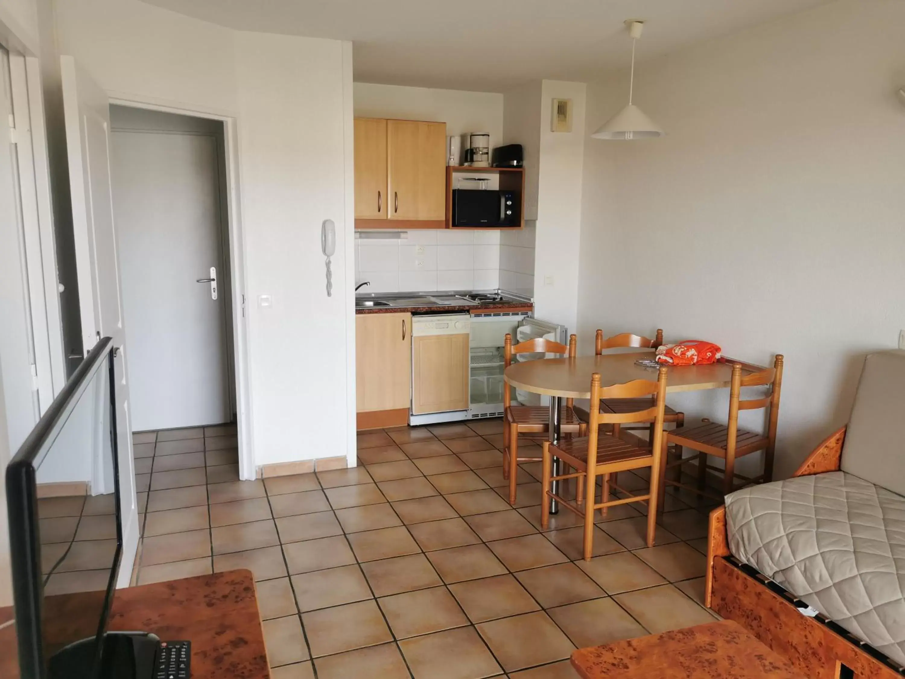 Kitchen or kitchenette, Dining Area in Résidence Mer & Golf Soko-Eder