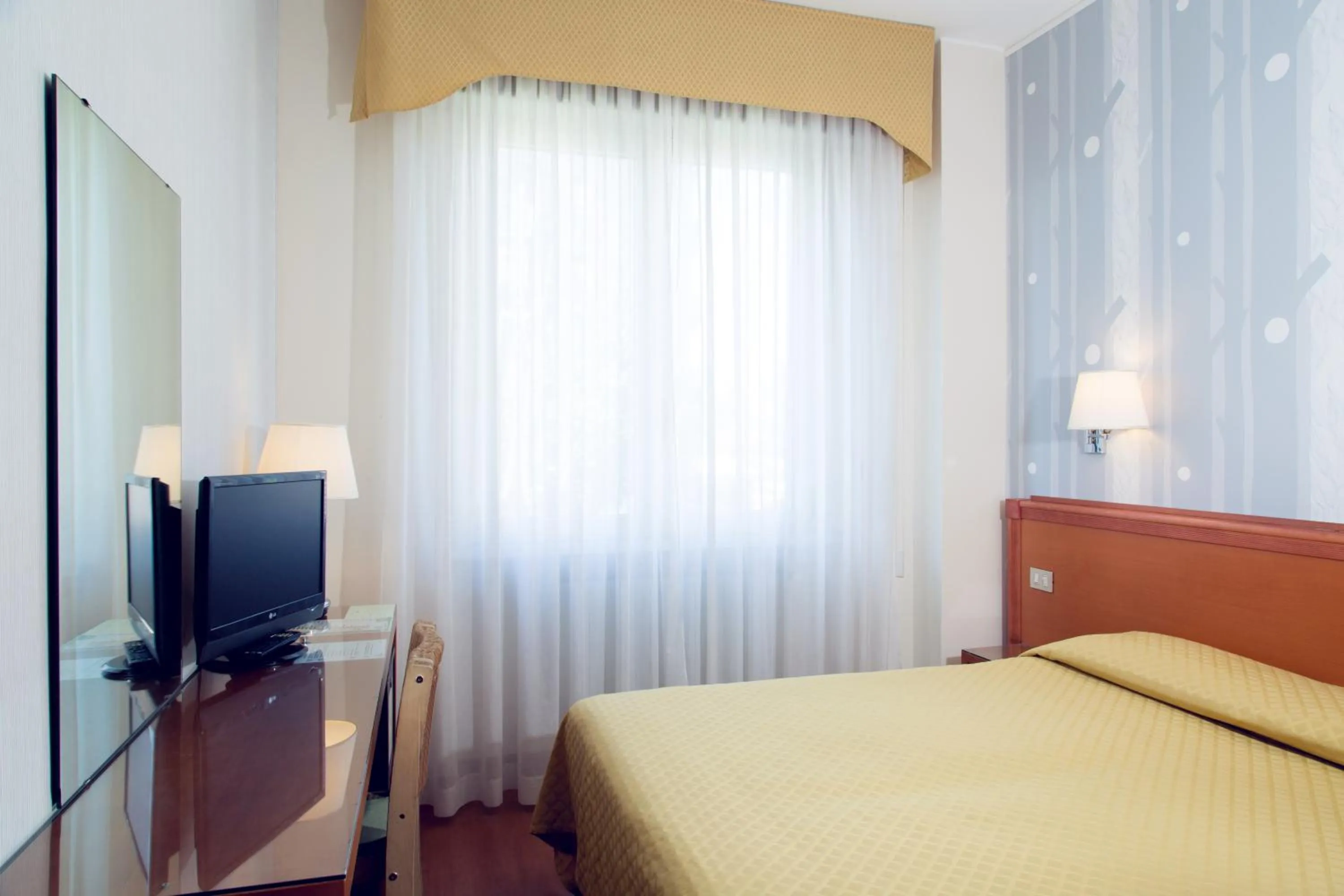 Photo of the whole room, Bed in eco Hotel Milano & BioRiso Restaurant