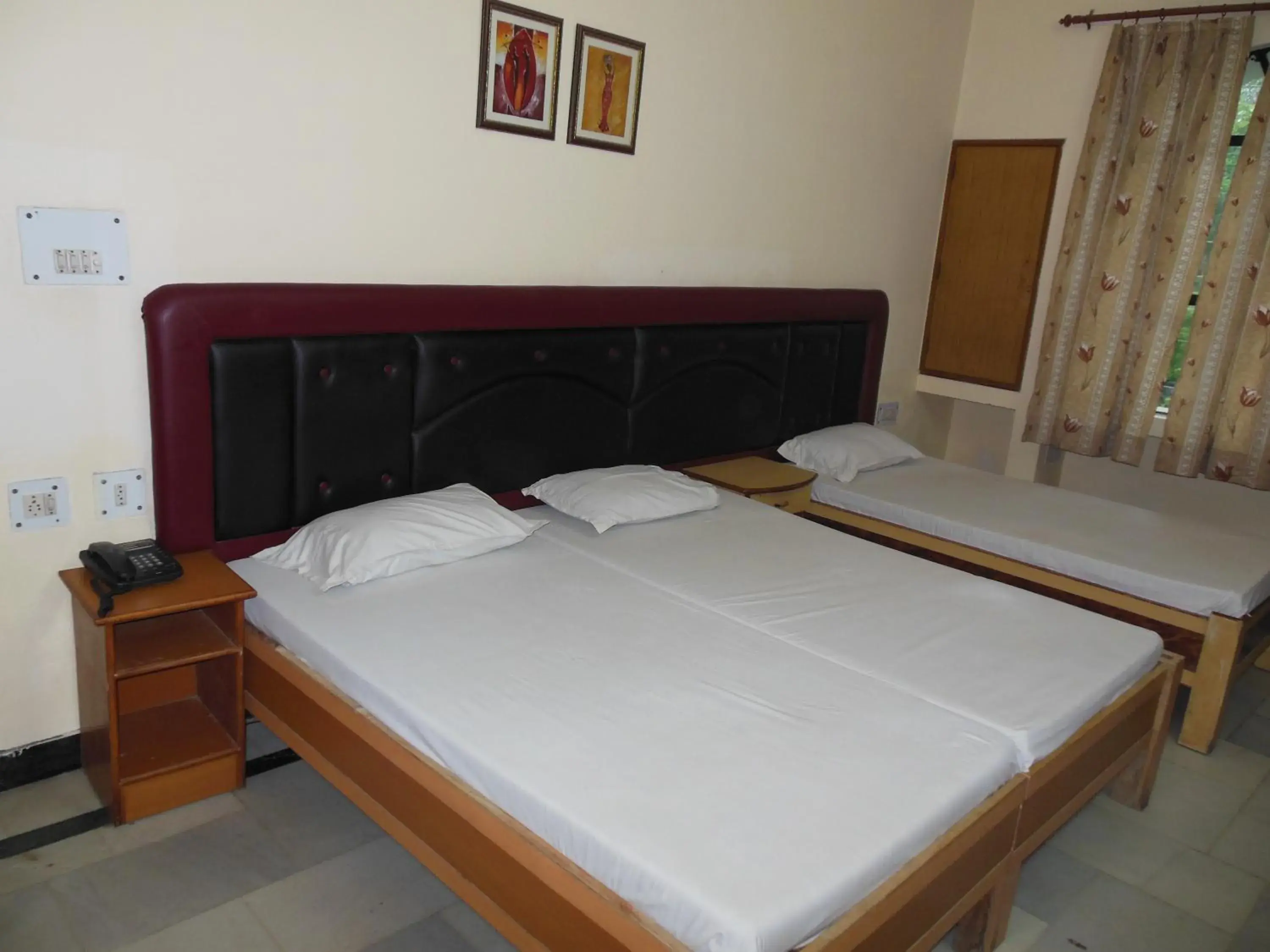 Bed in Hotel Taj Plaza, VIP Road, Agra