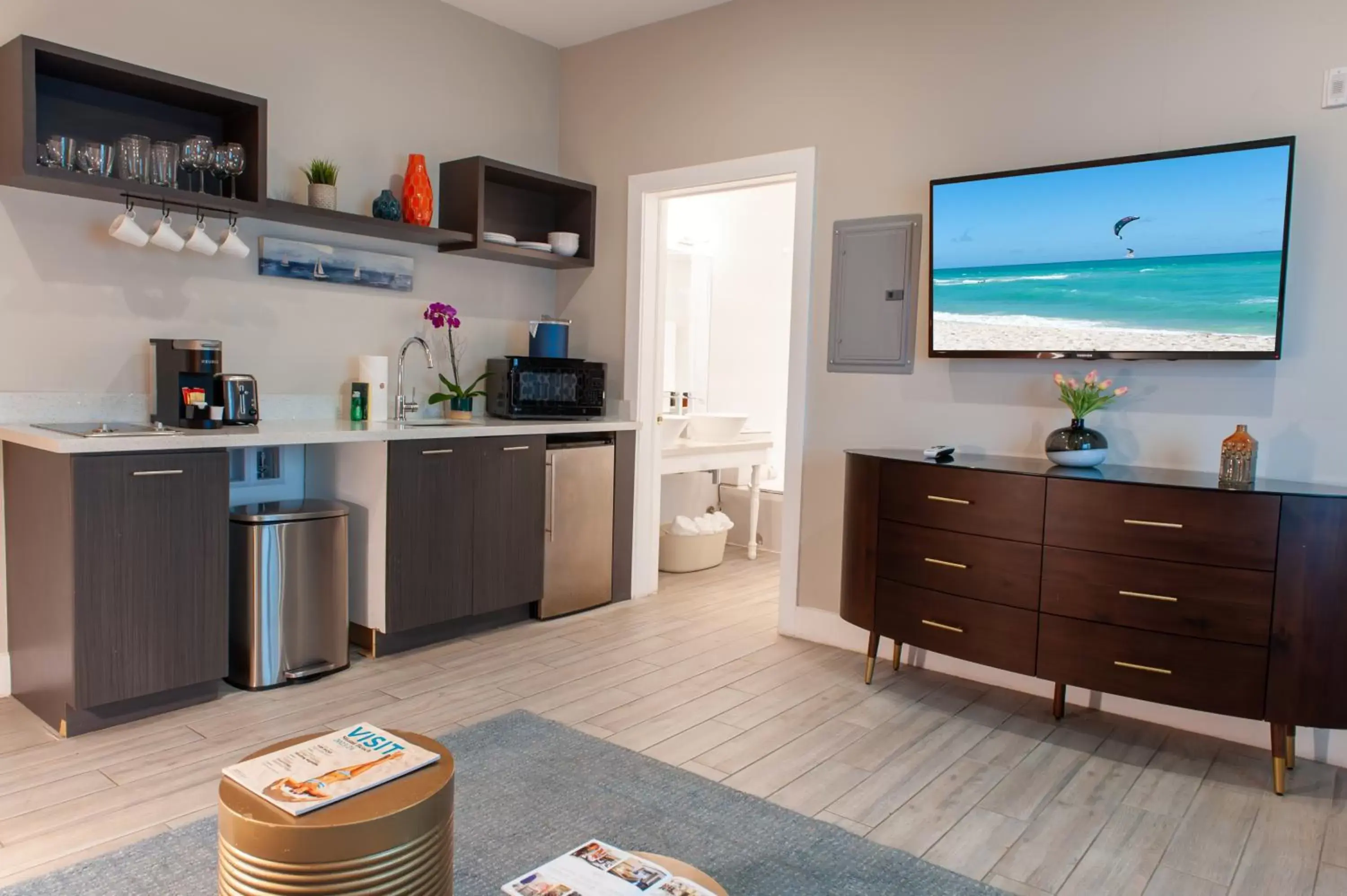 TV and multimedia, Kitchen/Kitchenette in Oceanside Hotel and Suites