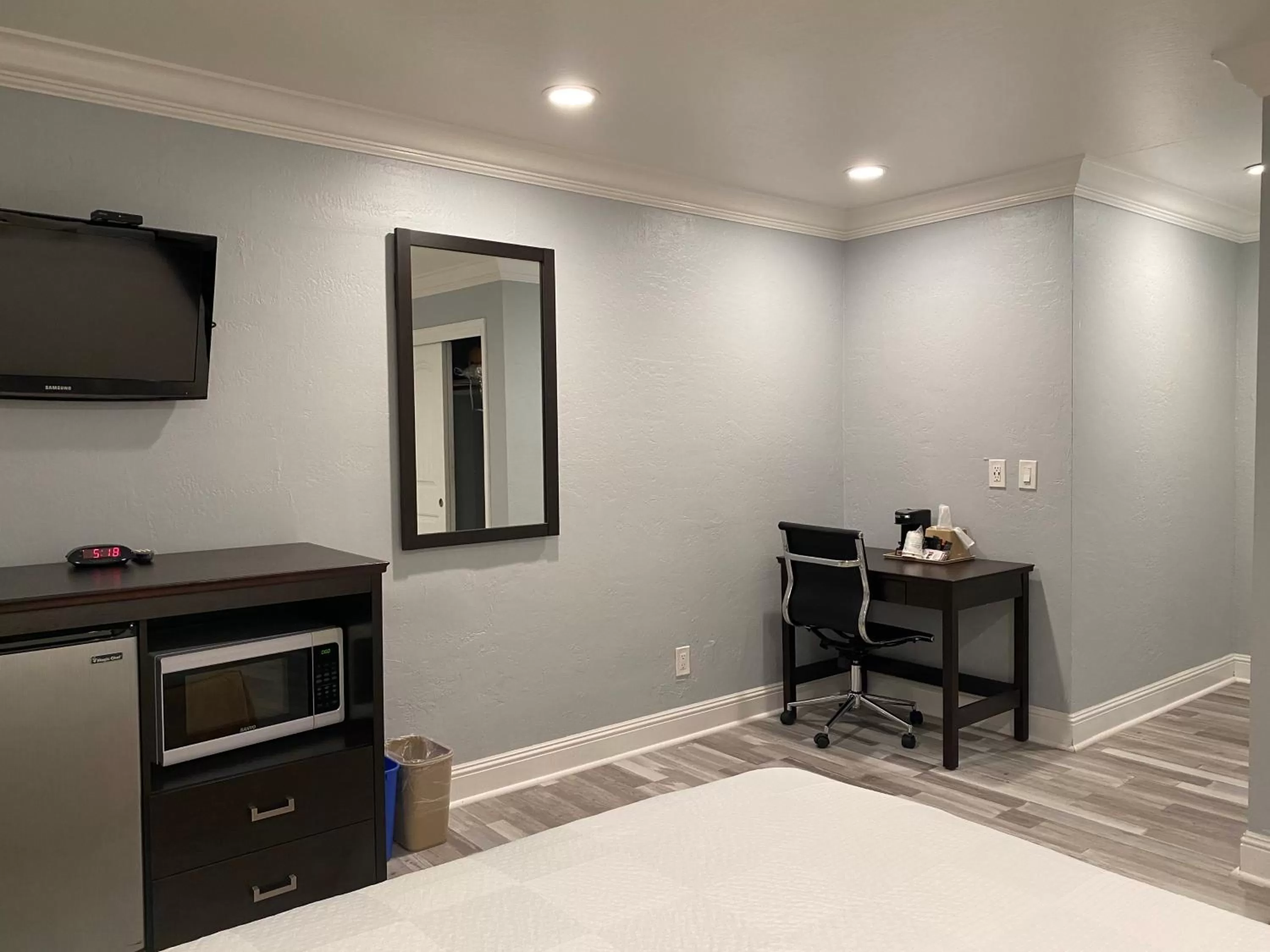 TV and multimedia, Bed in Aura Inn Monterey