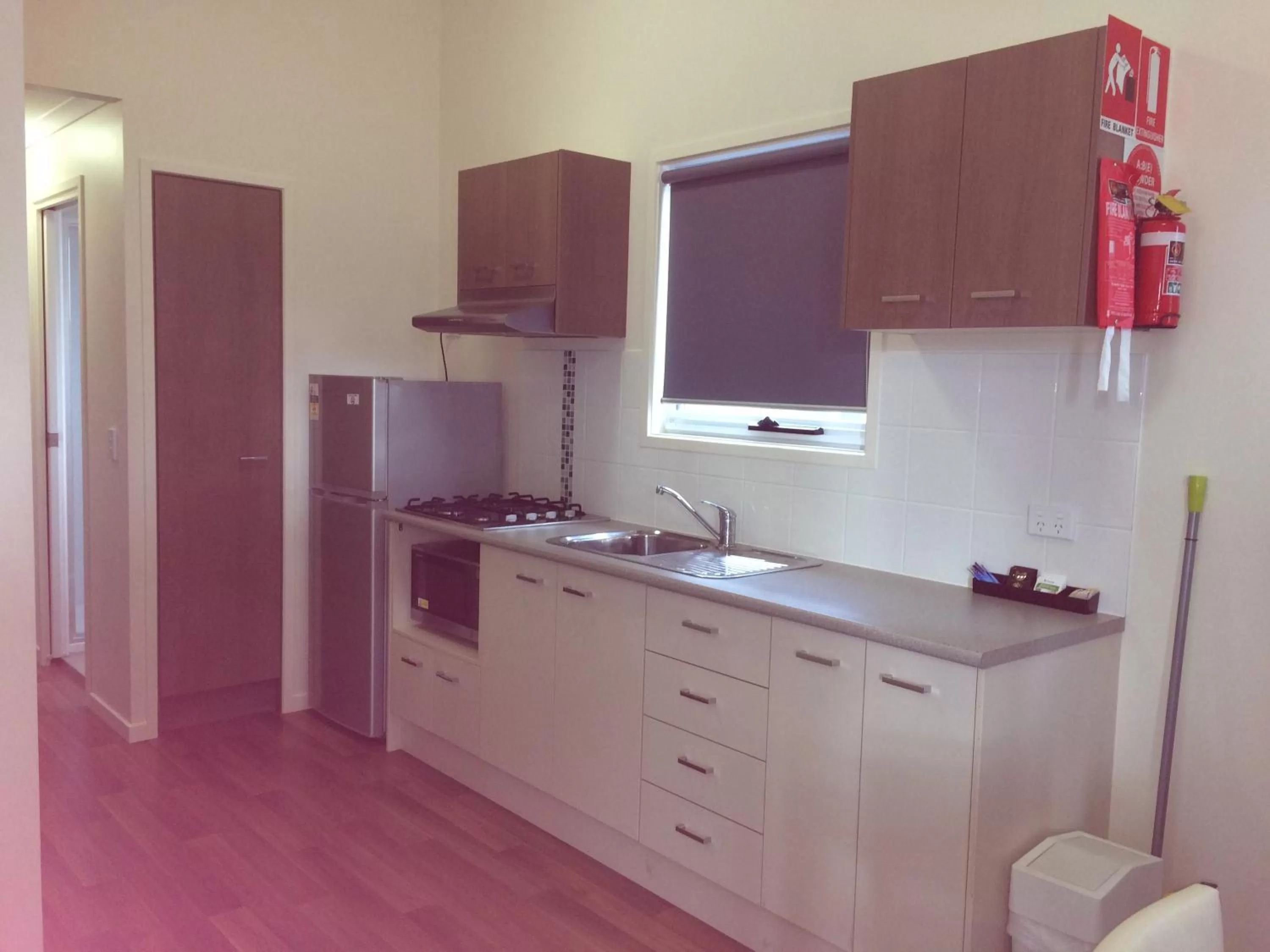 Kitchen or kitchenette, Kitchen/Kitchenette in Peace Resorts - Jervis Bay Holiday Cabins in Sussex Inlet