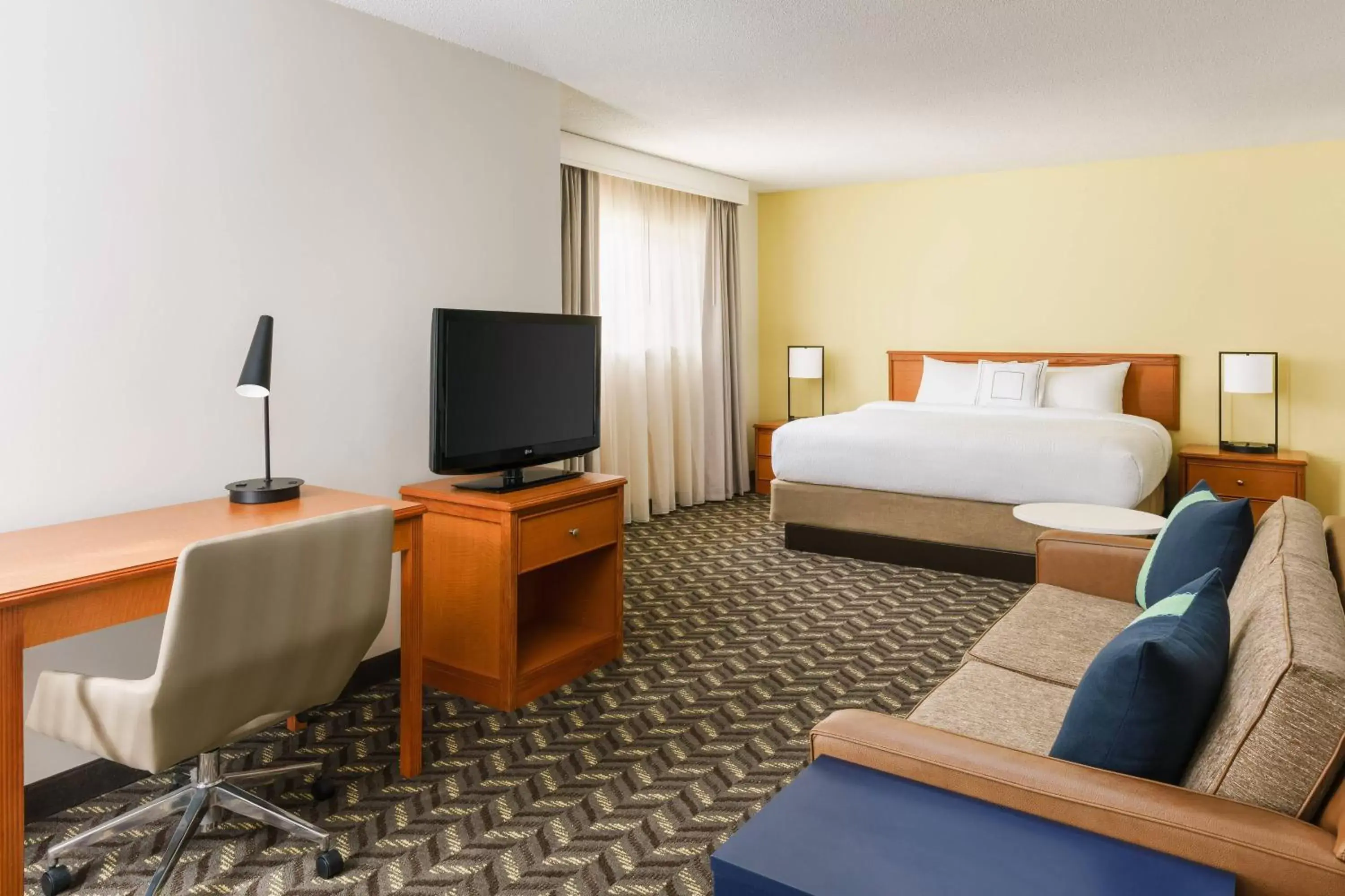 Bedroom, TV/Entertainment Center in Residence Inn Hartford Windsor