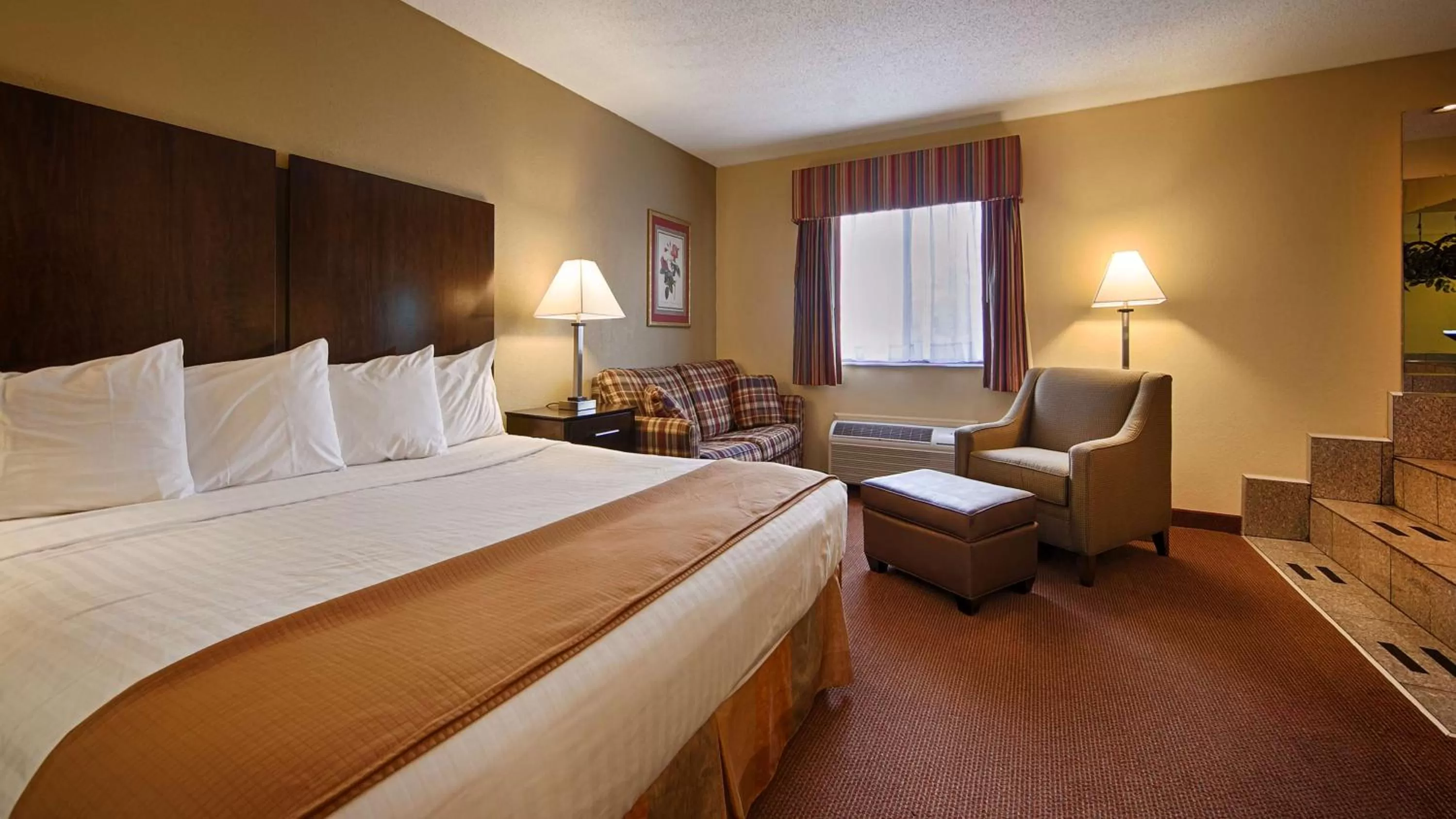 King Suite with Sofa Bed and Spa Bath - Non-Smoking in Best Western Muncie