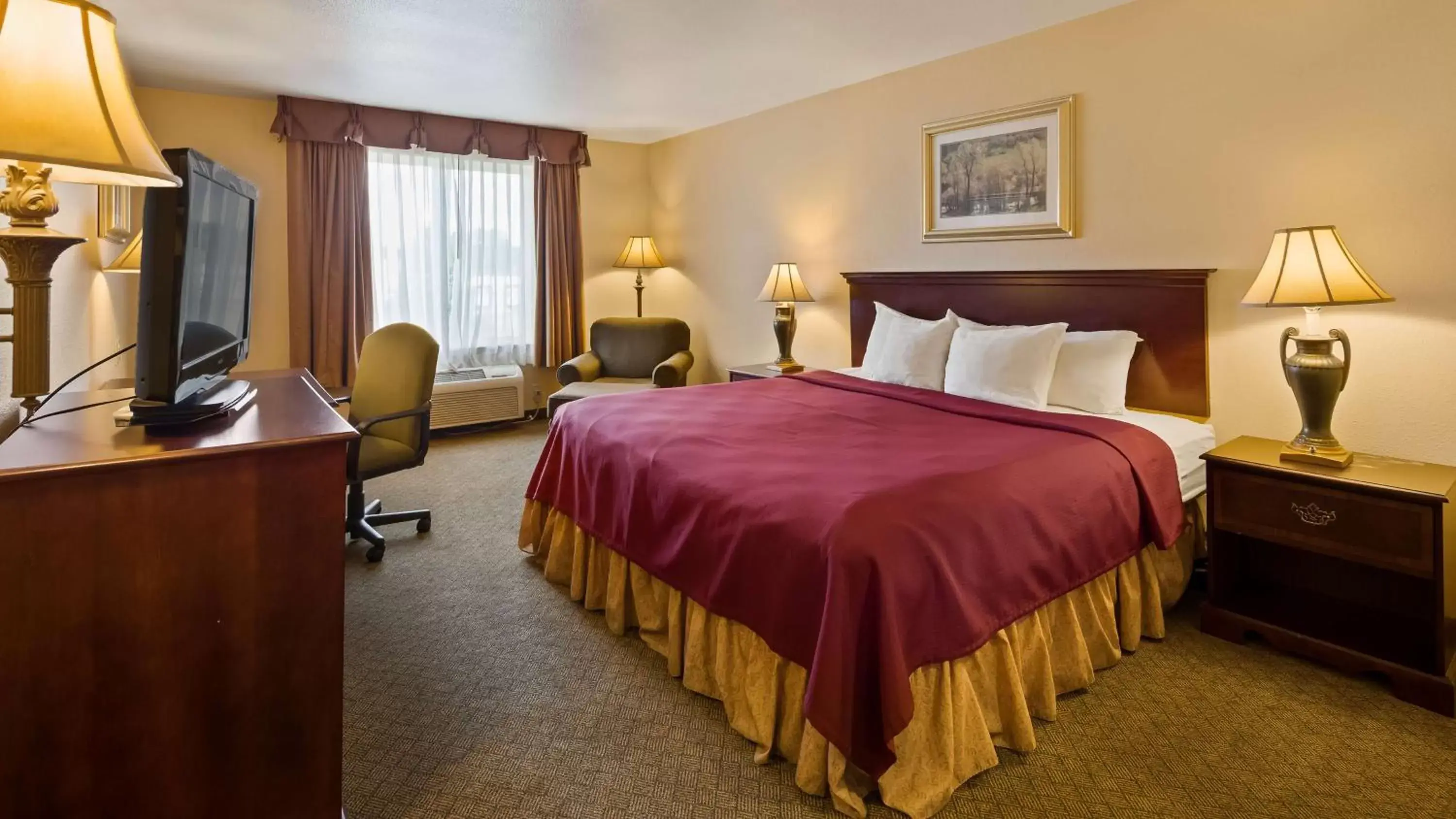 Bed in Best Western Penn-Ohio Inn & Suites