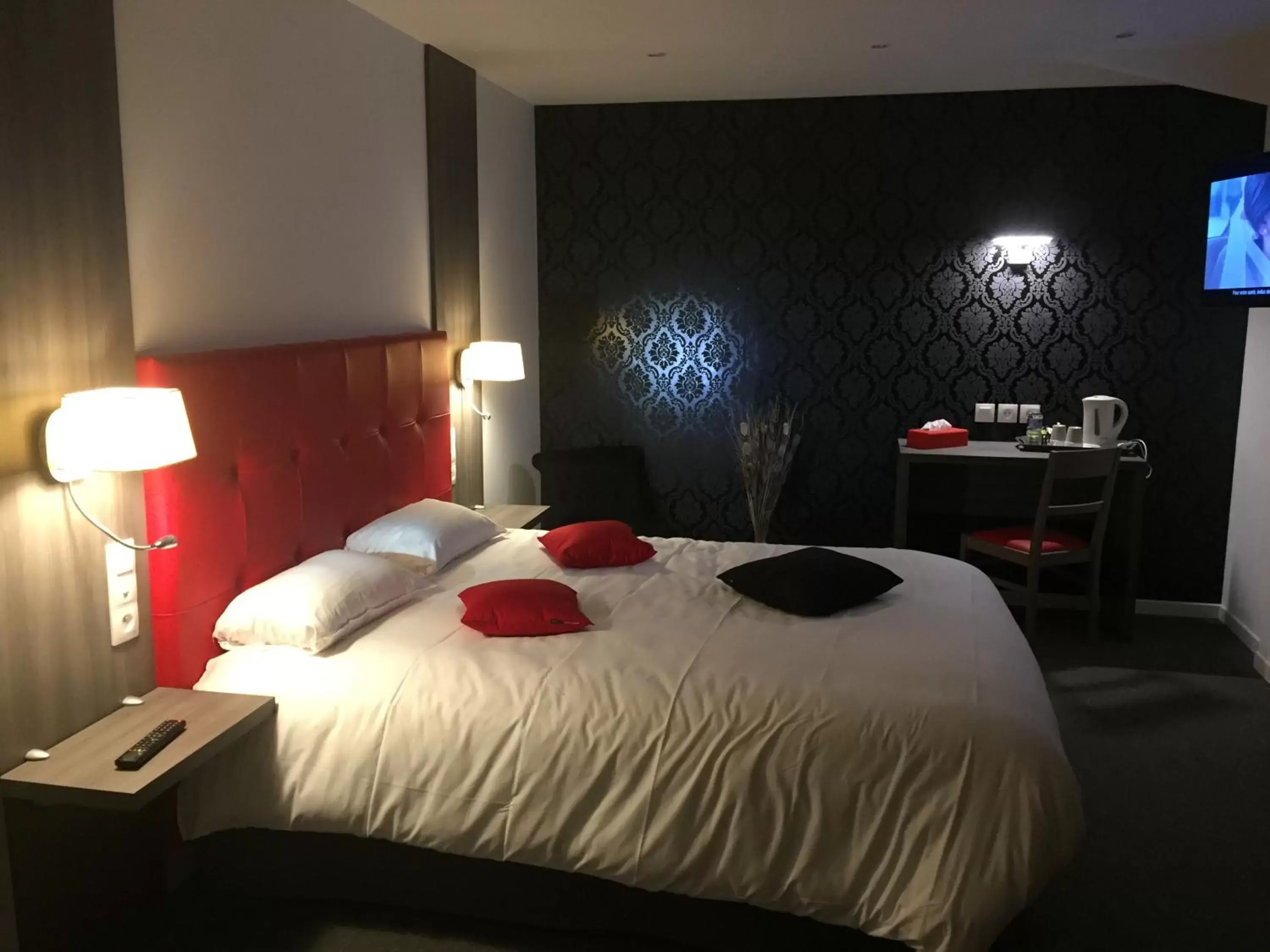 Photo of the whole room, Bed in Le Beverl'inn