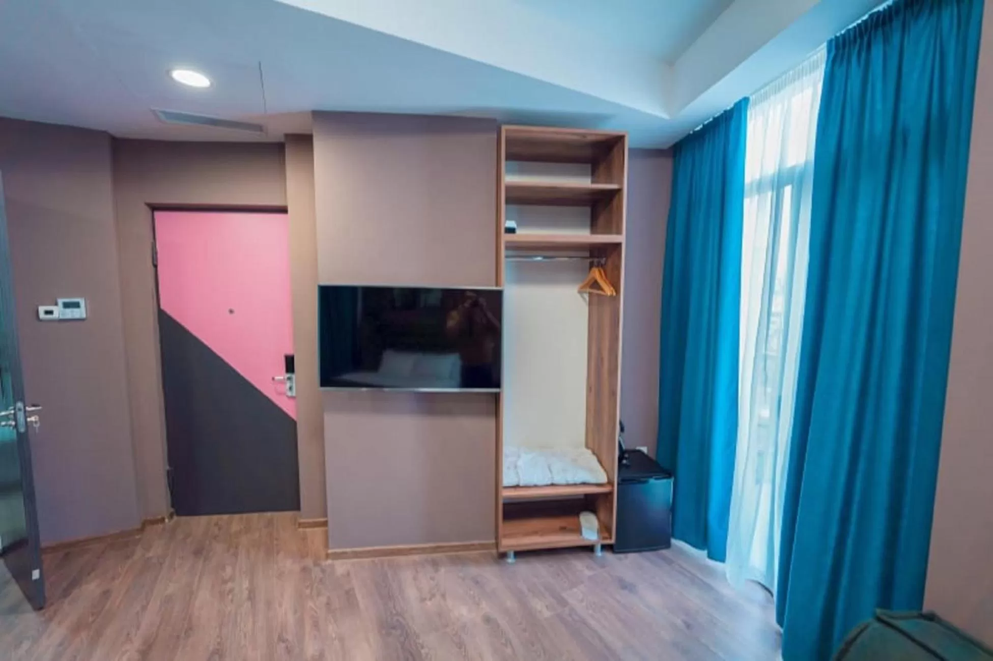 TV and multimedia, TV/Entertainment Center in Hotel Linge